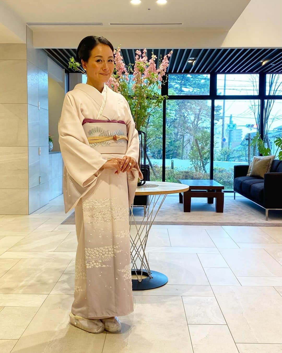 平山美香のインスタグラム：「先週は次男の入園式、長男の入学式と続き、今週は３日間長男の付き添いオリエンテーションで、目が回りそうな日々でした✨ さて、入園・入学式に着たお着物は、両日とも桜の刺繍が美しく、上品なピンクのものにしました👘 変える予定にしていましたが、入学式が大雨になってしまった為、入園式と同じものを着て、帯あげ帯じめだけ変えてコーディネートを楽しみました👘 お着物を着ると、マミィ綺麗❤️と毎回喜んでくれるのも嬉しい👘 #入園式 #入学式 #着物 #着物コーディネート」
