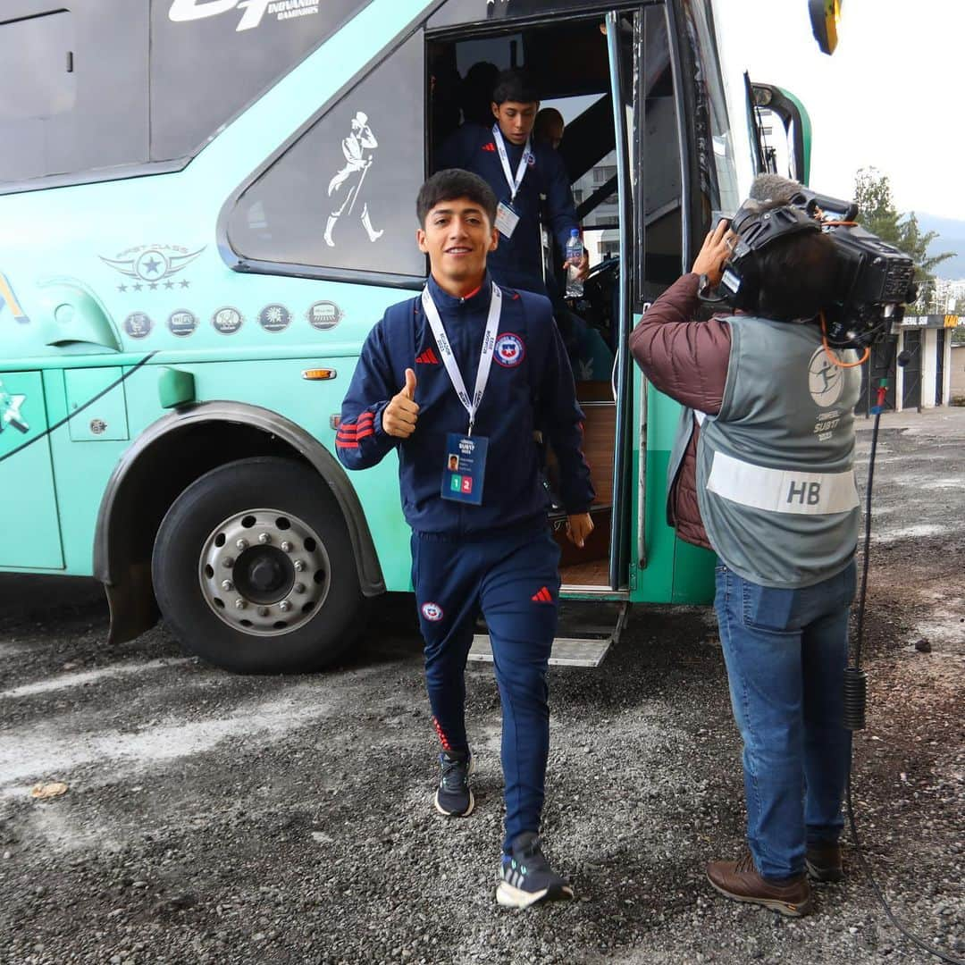 サッカーチリ代表チームさんのインスタグラム写真 - (サッカーチリ代表チームInstagram)「👍 El arribo de #LaRojaSub17 al estadio.  🇨🇱🆚🇪🇨 📍 @conmebol Sudamericano Sub 17 - hexagonal final - Fecha 2  ⏰ 20:00 hrs. 🏟 Estadio Atahualpa, Quito 🇪🇨 📺 @TVN y @DSports   #VamosLaRojaSub17 #VamosChile」4月15日 8時19分 - laroja