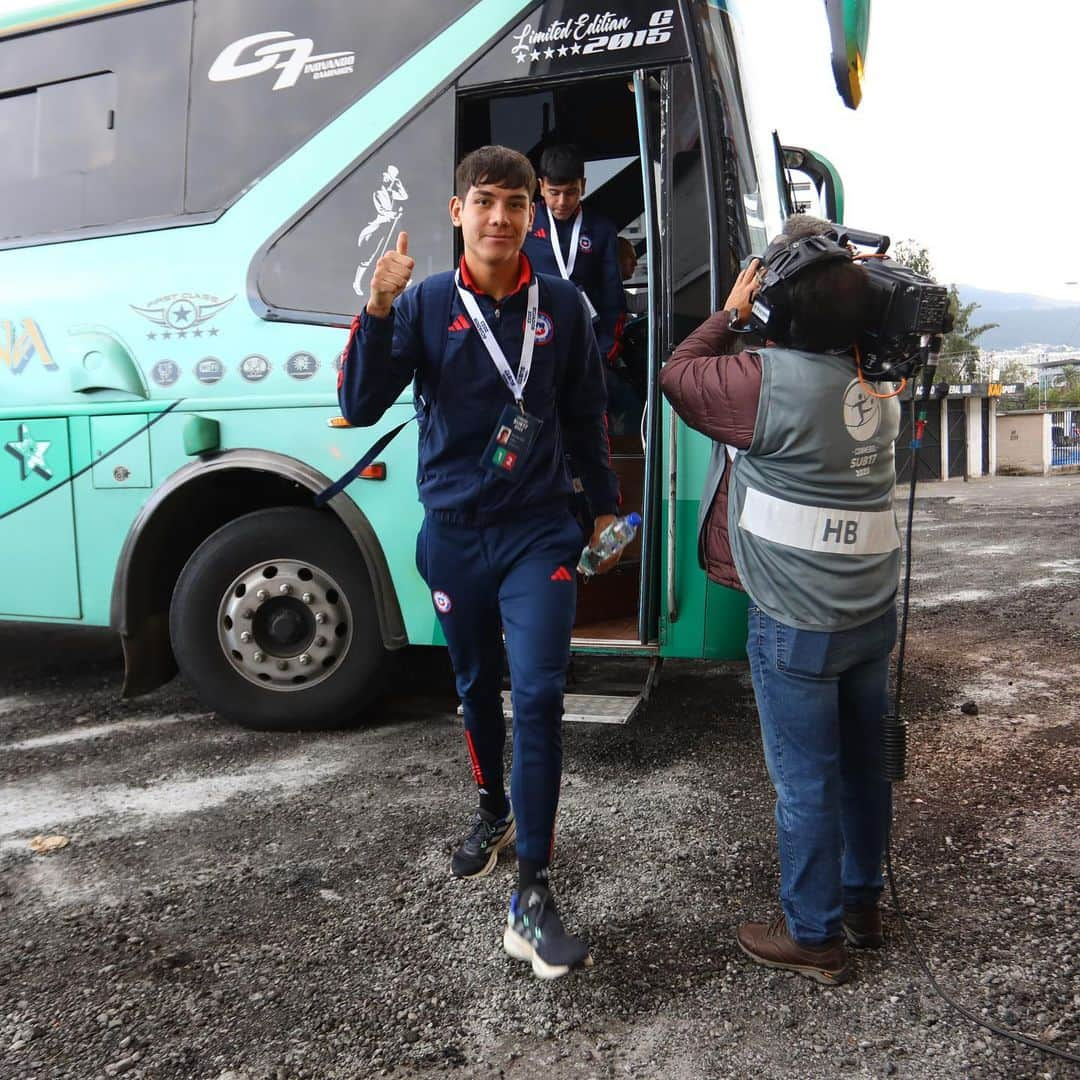 サッカーチリ代表チームさんのインスタグラム写真 - (サッカーチリ代表チームInstagram)「👍 El arribo de #LaRojaSub17 al estadio.  🇨🇱🆚🇪🇨 📍 @conmebol Sudamericano Sub 17 - hexagonal final - Fecha 2  ⏰ 20:00 hrs. 🏟 Estadio Atahualpa, Quito 🇪🇨 📺 @TVN y @DSports   #VamosLaRojaSub17 #VamosChile」4月15日 8時19分 - laroja