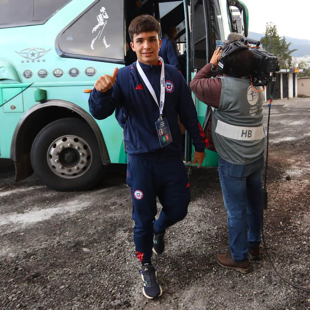 サッカーチリ代表チームさんのインスタグラム写真 - (サッカーチリ代表チームInstagram)「👍 El arribo de #LaRojaSub17 al estadio.  🇨🇱🆚🇪🇨 📍 @conmebol Sudamericano Sub 17 - hexagonal final - Fecha 2  ⏰ 20:00 hrs. 🏟 Estadio Atahualpa, Quito 🇪🇨 📺 @TVN y @DSports   #VamosLaRojaSub17 #VamosChile」4月15日 8時19分 - laroja