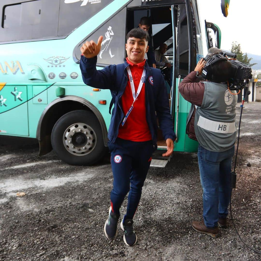 サッカーチリ代表チームさんのインスタグラム写真 - (サッカーチリ代表チームInstagram)「👍 El arribo de #LaRojaSub17 al estadio.  🇨🇱🆚🇪🇨 📍 @conmebol Sudamericano Sub 17 - hexagonal final - Fecha 2  ⏰ 20:00 hrs. 🏟 Estadio Atahualpa, Quito 🇪🇨 📺 @TVN y @DSports   #VamosLaRojaSub17 #VamosChile」4月15日 8時19分 - laroja