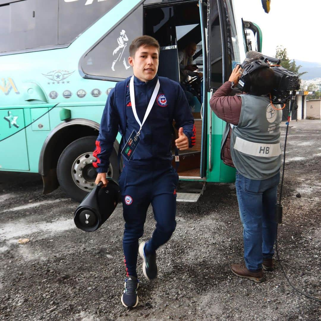 サッカーチリ代表チームさんのインスタグラム写真 - (サッカーチリ代表チームInstagram)「👍 El arribo de #LaRojaSub17 al estadio.  🇨🇱🆚🇪🇨 📍 @conmebol Sudamericano Sub 17 - hexagonal final - Fecha 2  ⏰ 20:00 hrs. 🏟 Estadio Atahualpa, Quito 🇪🇨 📺 @TVN y @DSports   #VamosLaRojaSub17 #VamosChile」4月15日 8時19分 - laroja