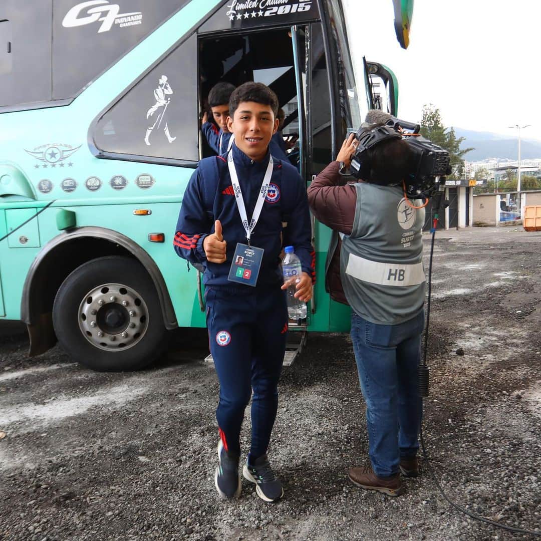 サッカーチリ代表チームさんのインスタグラム写真 - (サッカーチリ代表チームInstagram)「👍 El arribo de #LaRojaSub17 al estadio.  🇨🇱🆚🇪🇨 📍 @conmebol Sudamericano Sub 17 - hexagonal final - Fecha 2  ⏰ 20:00 hrs. 🏟 Estadio Atahualpa, Quito 🇪🇨 📺 @TVN y @DSports   #VamosLaRojaSub17 #VamosChile」4月15日 8時19分 - laroja