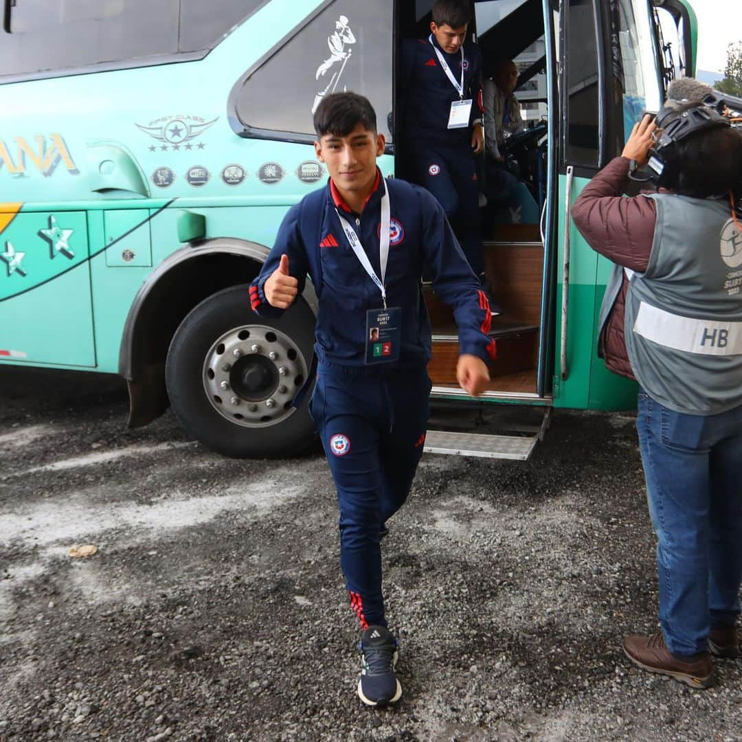 サッカーチリ代表チームさんのインスタグラム写真 - (サッカーチリ代表チームInstagram)「👍 El arribo de #LaRojaSub17 al estadio.  🇨🇱🆚🇪🇨 📍 @conmebol Sudamericano Sub 17 - hexagonal final - Fecha 2  ⏰ 20:00 hrs. 🏟 Estadio Atahualpa, Quito 🇪🇨 📺 @TVN y @DSports   #VamosLaRojaSub17 #VamosChile」4月15日 8時19分 - laroja