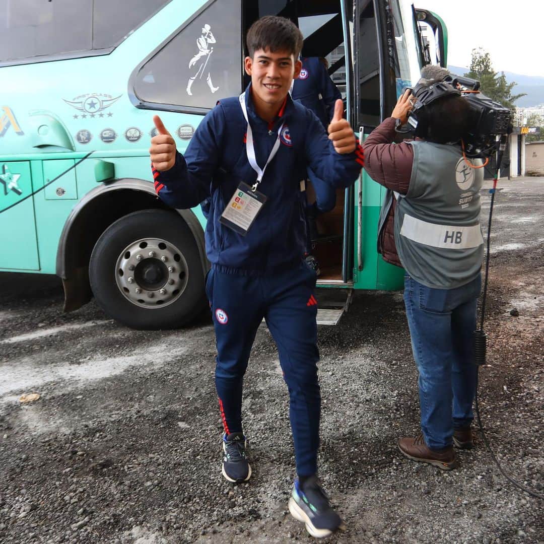 サッカーチリ代表チームさんのインスタグラム写真 - (サッカーチリ代表チームInstagram)「👍 El arribo de #LaRojaSub17 al estadio.  🇨🇱🆚🇪🇨 📍 @conmebol Sudamericano Sub 17 - hexagonal final - Fecha 2  ⏰ 20:00 hrs. 🏟 Estadio Atahualpa, Quito 🇪🇨 📺 @TVN y @DSports   #VamosLaRojaSub17 #VamosChile」4月15日 8時19分 - laroja