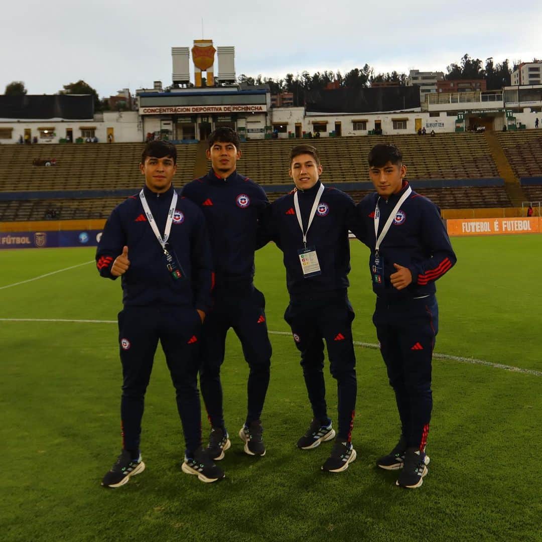 サッカーチリ代表チームさんのインスタグラム写真 - (サッカーチリ代表チームInstagram)「💯 ¡A darlo todo, #LaRojaSub17 💪!   🇨🇱🆚🇪🇨 📍 @conmebol Sudamericano Sub 17 - hexagonal final - Fecha 2  ⏰ 20:00 hrs. 🏟 Estadio Atahualpa, Quito 🇪🇨 📺 @TVN y @DSports   #VamosLaRojaSub17 #VamosChile」4月15日 8時26分 - laroja