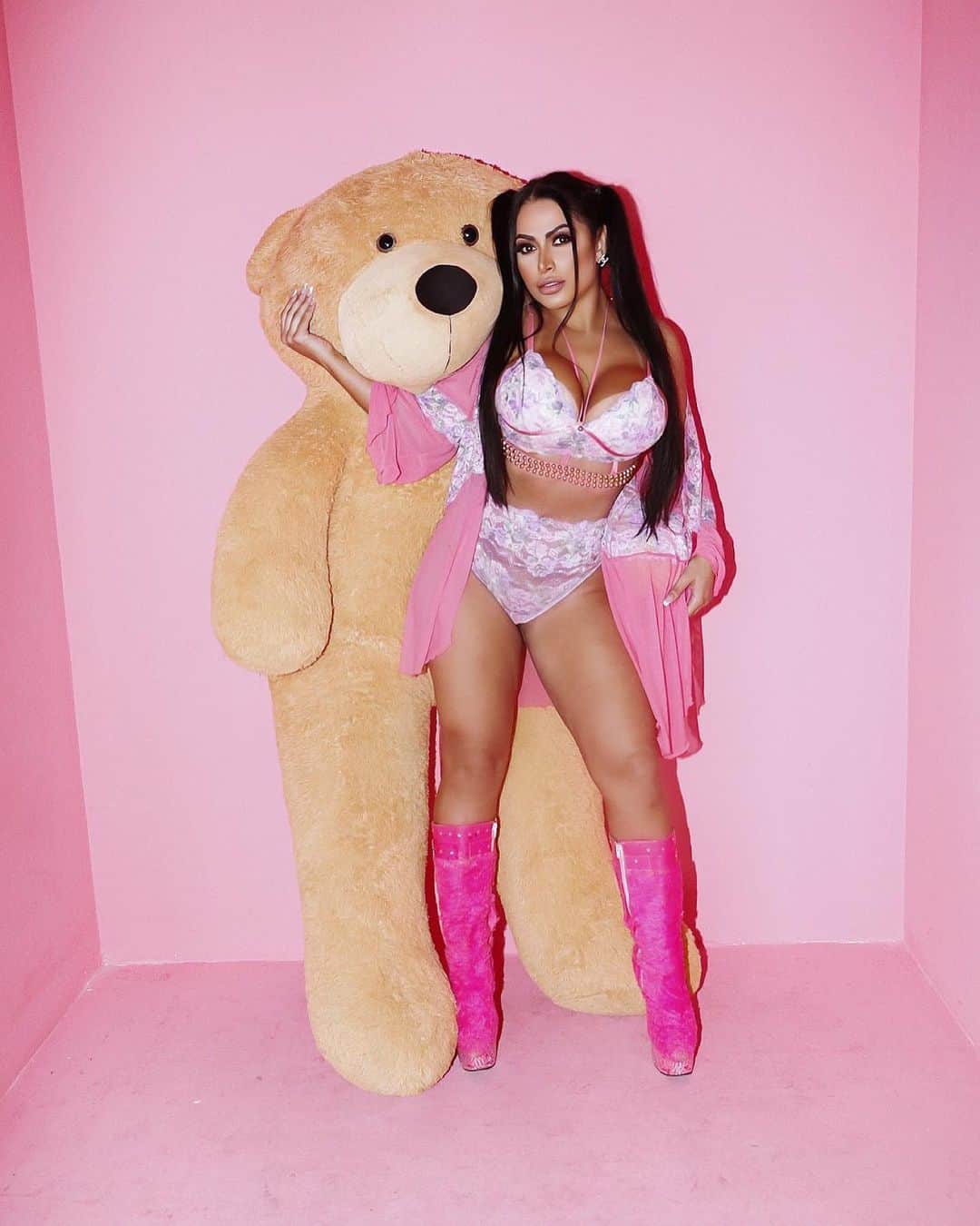 エレン・サンタナのインスタグラム：「“Ela e seus mistérios. De mostrar ser pequena menina, mas no fundo ser grande mulher”   . . . Já assinaram meu onlyfans? Ainda não ?  Corram pra la 💕 Espero vcs 😉 #onlyfans #onlyfansgirls」