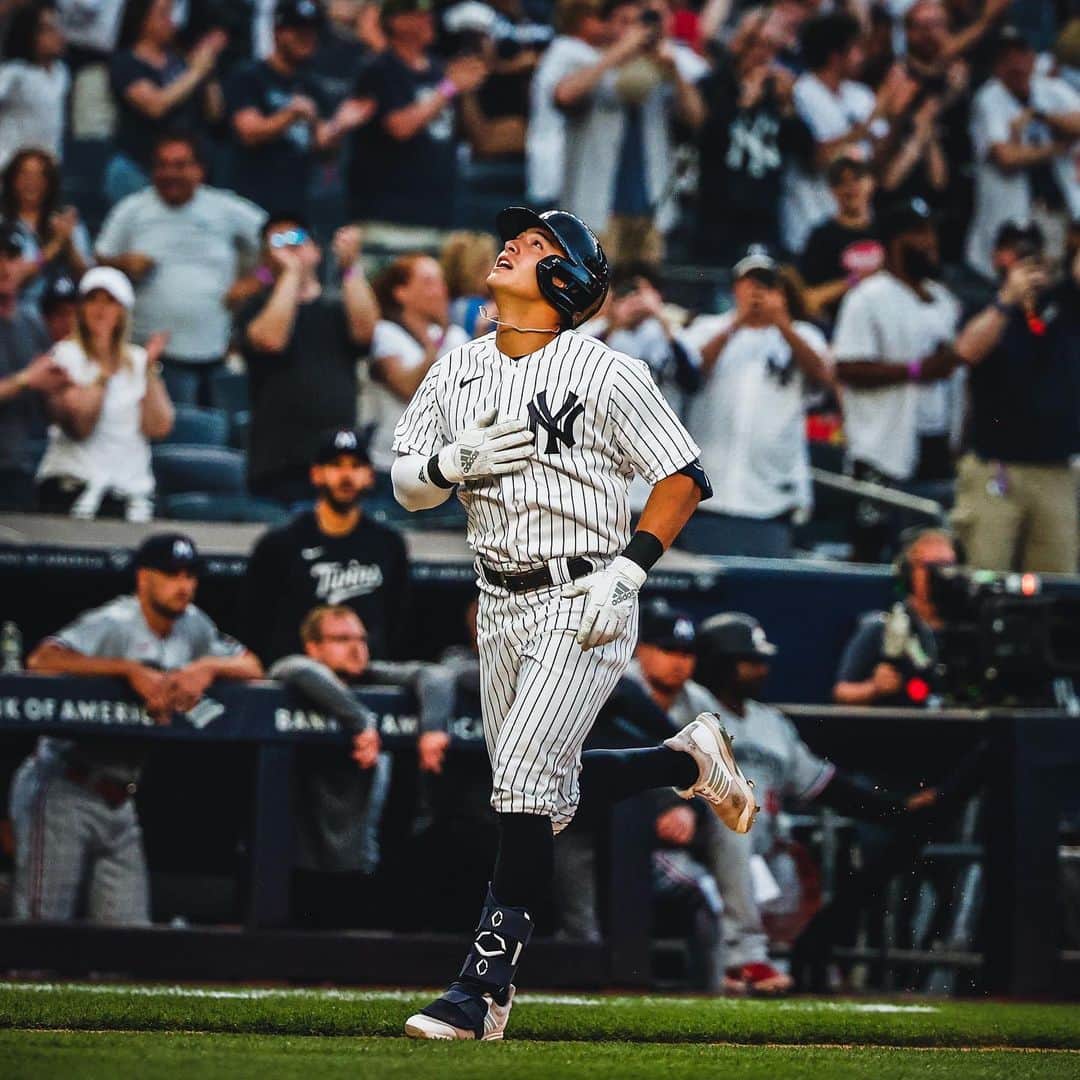 ニューヨーク・ヤンキースのインスタグラム：「When the bat meets the ball and goes over the wall, that’s A. Volpe 🤌   Congrats on your first blast in The Bigs, @anthonyvolpe7!」