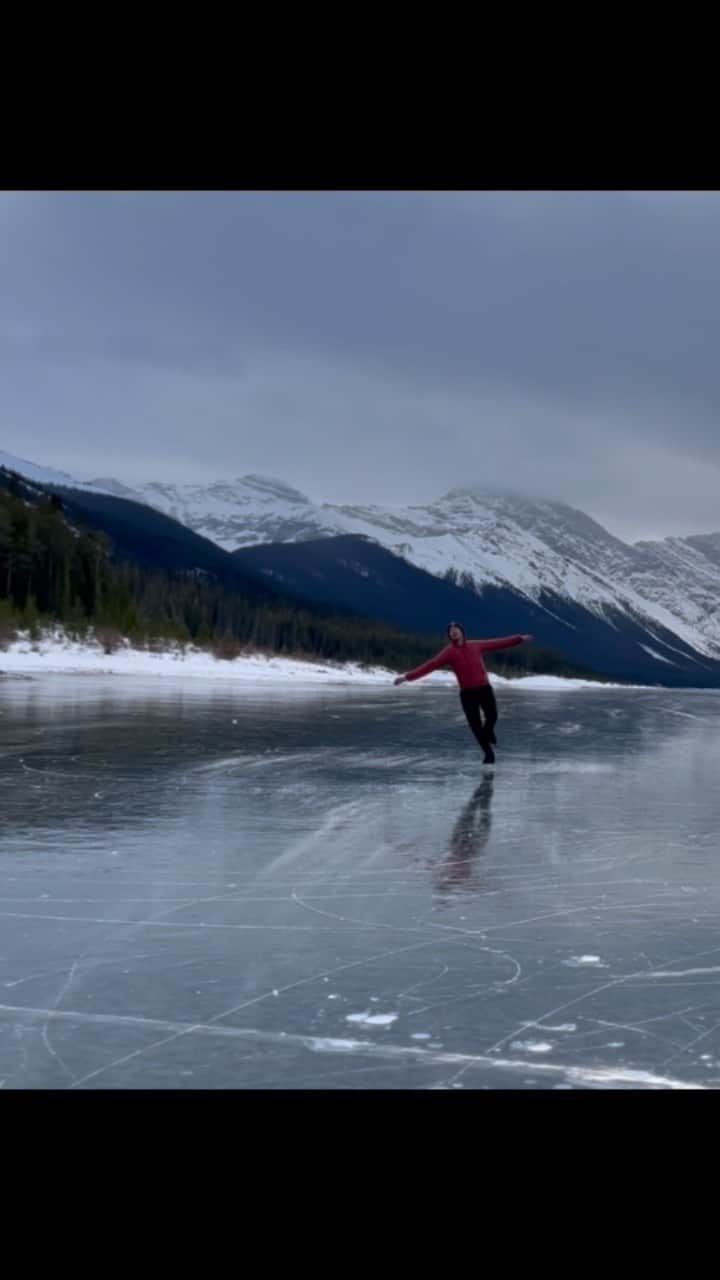 ブライス・シューダックのインスタグラム：「Skating into the weekend. Hope everyone had a great week! 🤘  Filmed by @_rachelsharpe_   #wildice #kananaskis #kcountry #canmore #calgary #banff #alberta #canada #spraylakes #frozenlake #wildiceskating #chasingwildice #ice #skating #figureskating #mountains #wilderness#snow #winter」