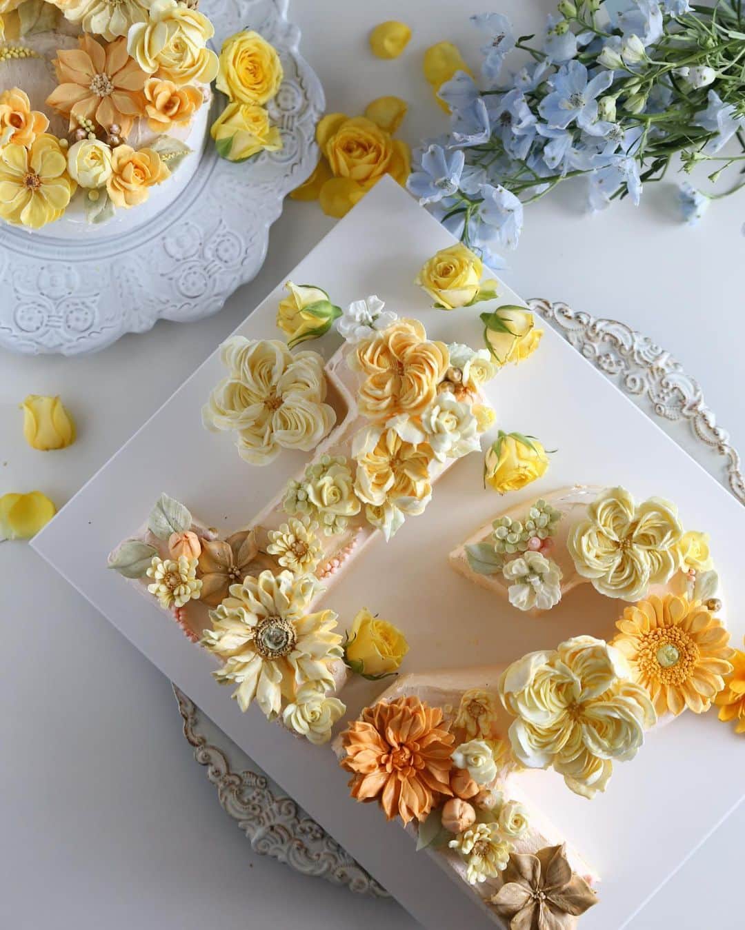 청담 수케이크 (atelier soo)のインスタグラム：「ㅡ Zoom💛노란색에풍덩이었던한주🕊  #숫자케이크 #yellowflowers」