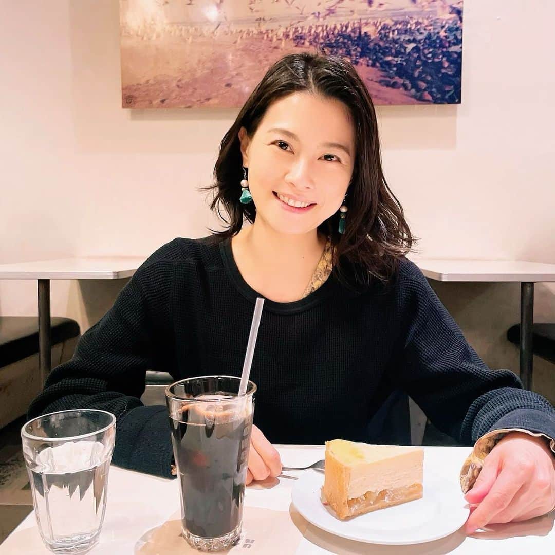七瀬遥のインスタグラム：「おはようございます😊  今日は一日雨ですね☔️  良い週末をお過ごしください💖🌈  #おはようございます#雨#週末#美味しい#カフェ#チーズケーキ#cheesecake#happy #delicious #day#life#smile#fun#love#model#good#friend#family#happiness#good#tokyo#japan」