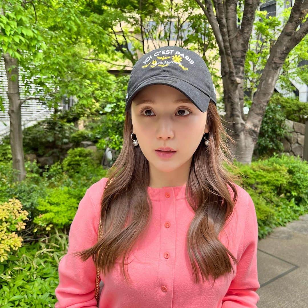 ひよんのインスタグラム：「💚💖  おはよー☺️ 久しぶりに写真を撮ってもらったら こんな顔🥸🥸🥸 最近も相変わらずキャップ生活❤️  この日は @mardi_mercredi_japan のものだよ😍 こちらもデザインも形も可愛くてすき💋  コメントしてくれたらお返事するね😆 なんでもいいよ💛💛  #mardimercredi #キャップ生活」