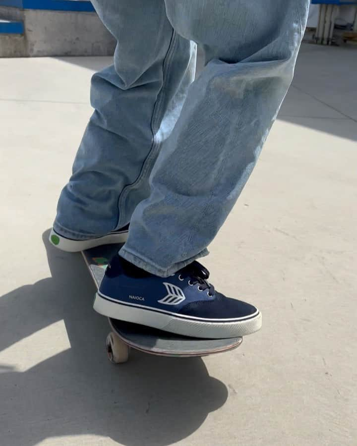 西村碧莉のインスタグラム：「New NAIOCA Pro in Shadow Blue from @cariumaskateboarding 💙🖤 🤳 @nanakafujisawa」