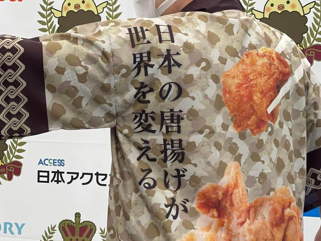 クック井上。さんのインスタグラム写真 - (クック井上。Instagram)「嗚呼、唐揚げよ、唐揚げよ、なんで君はそんなにハイボールやレモンサワーやビールに合うんだ♡  →→→swipe→→→  今年も【第14回からあげグランプリ®】結果発表されました！ https://karaage.ne.jp/event/grandprix/ https://www.youtube.com/live/fJbe-Xd2m1k?feature=share  https://www.youtube.com/watch?v=uzCka9yLEHo 僕は『北日本スーパー惣菜部門』『東日本スーパー惣菜部門』の審査員、授賞式にも登壇させていただきましたが、各社の工夫や進化が凄い！ スーパーのお惣菜唐揚げのクオリティ、アゲアゲです🐓  味付けに地域の特徴、たくさんの工夫や進化、プレゼン時の開発者さんの熱い気持ちに感動致しました。  ひと口に唐揚げと言ってもその味や衣や食感は千差万別、十唐十色！ 皆さんも機会があったら色々食べ比べてみてください♪ (私、餃子以外に唐揚げ研究にも余念がありません^ ^)  最後に… 金賞、最高金賞を受賞された皆さま、おめでとうございました。僕の胸肉も、胸アツでした！ 来年も楽しみにしております。  そしてベストカラアゲニストを受賞された、ザ・コレクターズのVo.加藤ひさしさんと写真撮ってもらっちゃった🎤  #からあげグランプリ #飯テロ #ハイカラ #ハイボール #唐揚げ #karaage #からあげ #から揚げ #フライドチキン #friedchicken #料理 #お惣菜 #惣菜 #スーパーマーケット #唐揚げ好きな人と繋がりたい #コレクターズ #加藤ひさし #世界を止めて #クッキング #cooking #グルメ #料理 #料理男子 #野菜ソムリエ #アスリートフードマイスター #フードコーディネーター #食育インストラクター #こども成育インストラクター #料理研究家 #料理芸人 #クック井上。」4月15日 8時57分 - cook_inoue