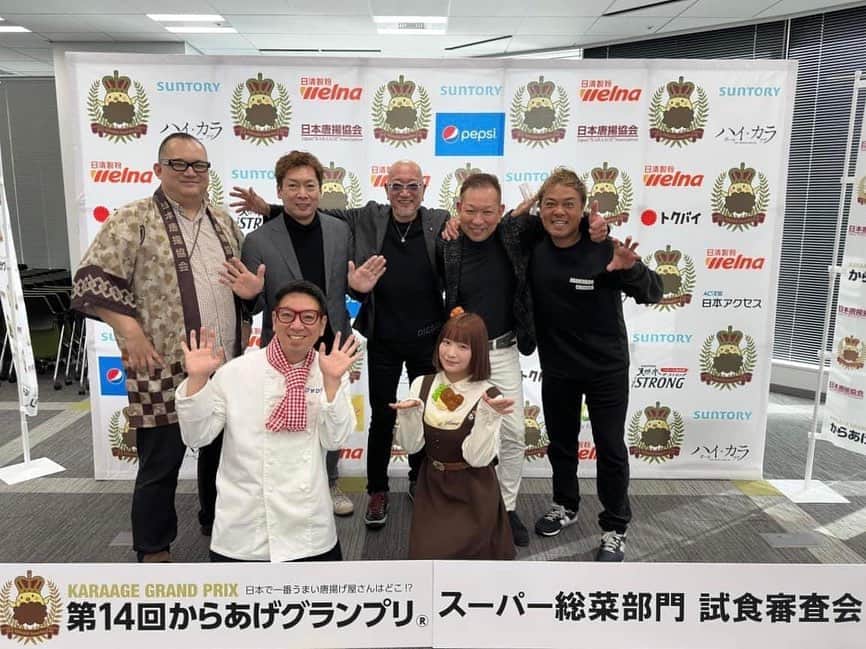 クック井上。さんのインスタグラム写真 - (クック井上。Instagram)「嗚呼、唐揚げよ、唐揚げよ、なんで君はそんなにハイボールやレモンサワーやビールに合うんだ♡  →→→swipe→→→  今年も【第14回からあげグランプリ®】結果発表されました！ https://karaage.ne.jp/event/grandprix/ https://www.youtube.com/live/fJbe-Xd2m1k?feature=share  https://www.youtube.com/watch?v=uzCka9yLEHo 僕は『北日本スーパー惣菜部門』『東日本スーパー惣菜部門』の審査員、授賞式にも登壇させていただきましたが、各社の工夫や進化が凄い！ スーパーのお惣菜唐揚げのクオリティ、アゲアゲです🐓  味付けに地域の特徴、たくさんの工夫や進化、プレゼン時の開発者さんの熱い気持ちに感動致しました。  ひと口に唐揚げと言ってもその味や衣や食感は千差万別、十唐十色！ 皆さんも機会があったら色々食べ比べてみてください♪ (私、餃子以外に唐揚げ研究にも余念がありません^ ^)  最後に… 金賞、最高金賞を受賞された皆さま、おめでとうございました。僕の胸肉も、胸アツでした！ 来年も楽しみにしております。  そしてベストカラアゲニストを受賞された、ザ・コレクターズのVo.加藤ひさしさんと写真撮ってもらっちゃった🎤  #からあげグランプリ #飯テロ #ハイカラ #ハイボール #唐揚げ #karaage #からあげ #から揚げ #フライドチキン #friedchicken #料理 #お惣菜 #惣菜 #スーパーマーケット #唐揚げ好きな人と繋がりたい #コレクターズ #加藤ひさし #世界を止めて #クッキング #cooking #グルメ #料理 #料理男子 #野菜ソムリエ #アスリートフードマイスター #フードコーディネーター #食育インストラクター #こども成育インストラクター #料理研究家 #料理芸人 #クック井上。」4月15日 8時57分 - cook_inoue