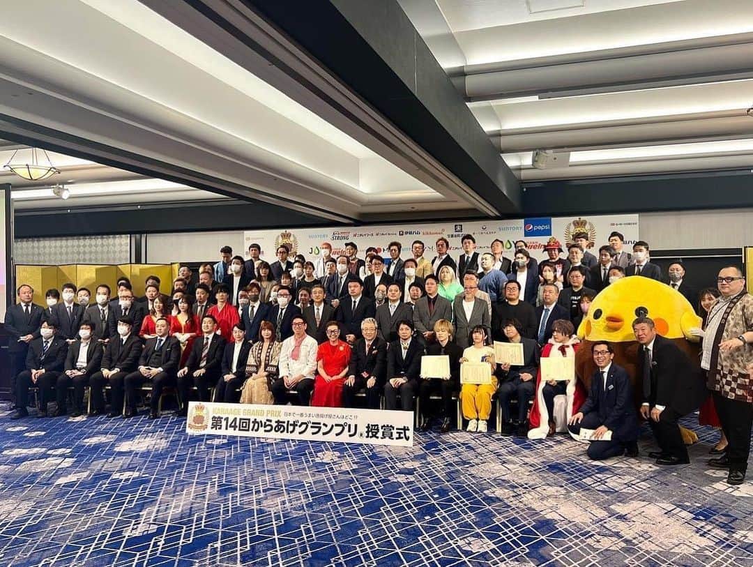 クック井上。さんのインスタグラム写真 - (クック井上。Instagram)「嗚呼、唐揚げよ、唐揚げよ、なんで君はそんなにハイボールやレモンサワーやビールに合うんだ♡  →→→swipe→→→  今年も【第14回からあげグランプリ®】結果発表されました！ https://karaage.ne.jp/event/grandprix/ https://www.youtube.com/live/fJbe-Xd2m1k?feature=share  https://www.youtube.com/watch?v=uzCka9yLEHo 僕は『北日本スーパー惣菜部門』『東日本スーパー惣菜部門』の審査員、授賞式にも登壇させていただきましたが、各社の工夫や進化が凄い！ スーパーのお惣菜唐揚げのクオリティ、アゲアゲです🐓  味付けに地域の特徴、たくさんの工夫や進化、プレゼン時の開発者さんの熱い気持ちに感動致しました。  ひと口に唐揚げと言ってもその味や衣や食感は千差万別、十唐十色！ 皆さんも機会があったら色々食べ比べてみてください♪ (私、餃子以外に唐揚げ研究にも余念がありません^ ^)  最後に… 金賞、最高金賞を受賞された皆さま、おめでとうございました。僕の胸肉も、胸アツでした！ 来年も楽しみにしております。  そしてベストカラアゲニストを受賞された、ザ・コレクターズのVo.加藤ひさしさんと写真撮ってもらっちゃった🎤  #からあげグランプリ #飯テロ #ハイカラ #ハイボール #唐揚げ #karaage #からあげ #から揚げ #フライドチキン #friedchicken #料理 #お惣菜 #惣菜 #スーパーマーケット #唐揚げ好きな人と繋がりたい #コレクターズ #加藤ひさし #世界を止めて #クッキング #cooking #グルメ #料理 #料理男子 #野菜ソムリエ #アスリートフードマイスター #フードコーディネーター #食育インストラクター #こども成育インストラクター #料理研究家 #料理芸人 #クック井上。」4月15日 8時57分 - cook_inoue