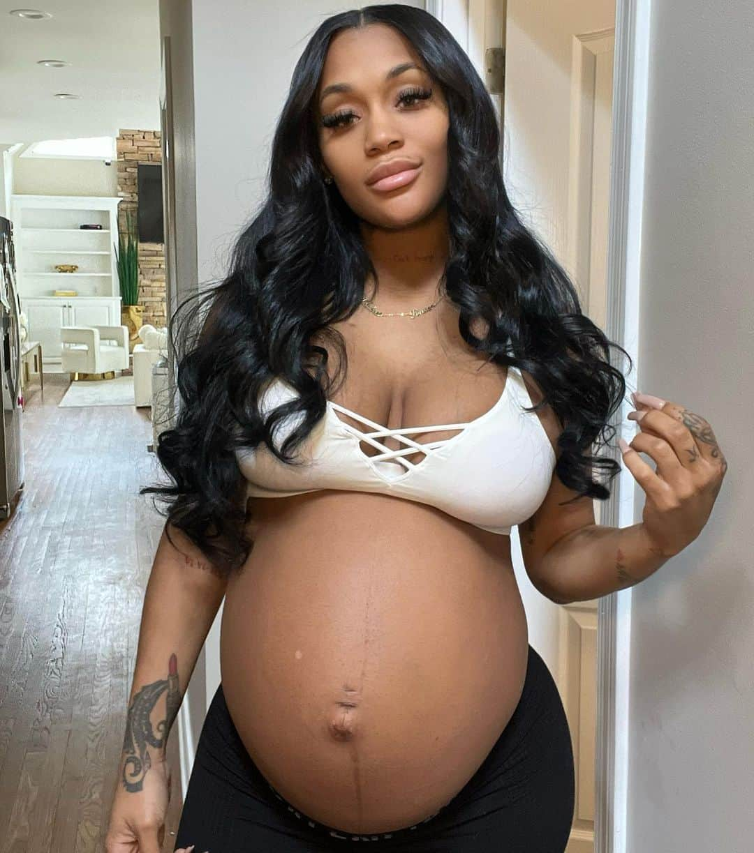 Lira Mercerさんのインスタグラム写真 - (Lira MercerInstagram)「BELLY PICS. 🤗🤗 I took “Belly pics” this same day when I was pregnant with K 🥹🤍」4月15日 9時08分 - lira_galore