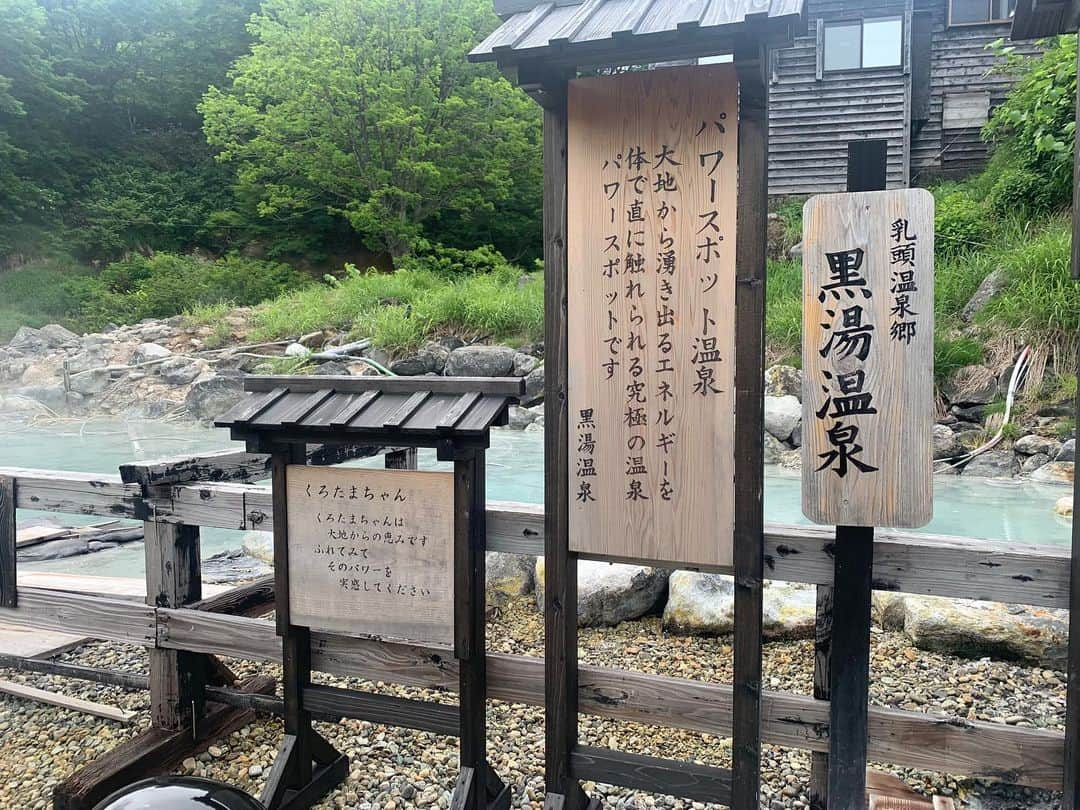 高野桃子さんのインスタグラム写真 - (高野桃子Instagram)「📍秋田県　乳頭温泉郷　黒湯温泉  源泉掛け流し秘湯で混浴！10日間くらいここにこもってたら価値観が更新されそう、電波届かないから 贅沢にひとりで♨️入浴させていただきました！温泉卵黒玉ちゃんも美味しかった🥚  #アーカイブ投稿   #乳頭温泉郷 #乳頭温泉郷黒湯温泉 #黒湯温泉 #秘湯」4月15日 9時00分 - takano_sd