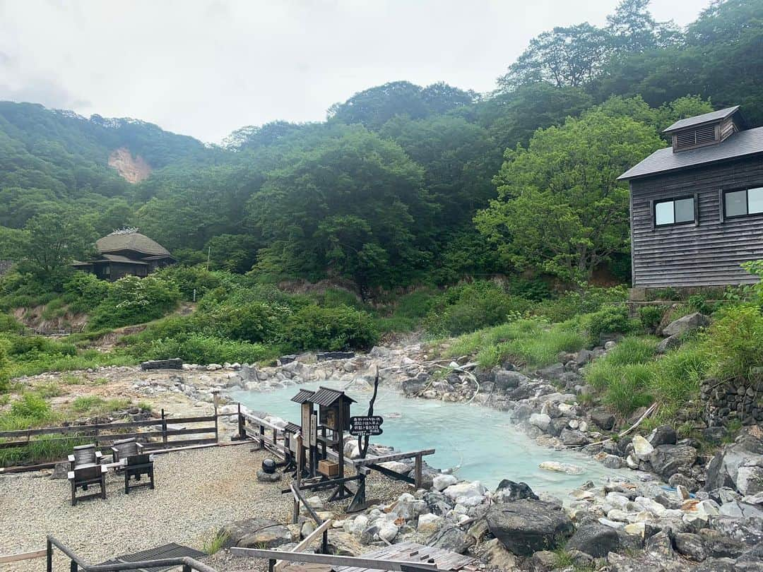 高野桃子さんのインスタグラム写真 - (高野桃子Instagram)「📍秋田県　乳頭温泉郷　黒湯温泉  源泉掛け流し秘湯で混浴！10日間くらいここにこもってたら価値観が更新されそう、電波届かないから 贅沢にひとりで♨️入浴させていただきました！温泉卵黒玉ちゃんも美味しかった🥚  #アーカイブ投稿   #乳頭温泉郷 #乳頭温泉郷黒湯温泉 #黒湯温泉 #秘湯」4月15日 9時00分 - takano_sd