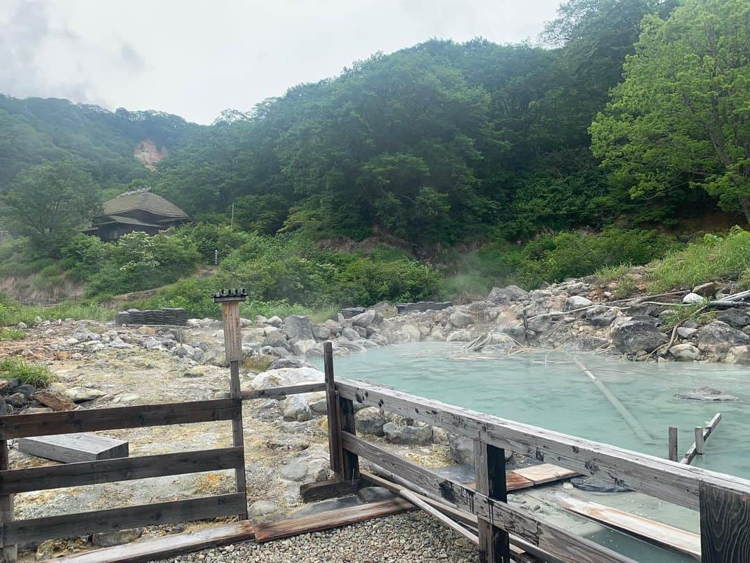 高野桃子さんのインスタグラム写真 - (高野桃子Instagram)「📍秋田県　乳頭温泉郷　黒湯温泉  源泉掛け流し秘湯で混浴！10日間くらいここにこもってたら価値観が更新されそう、電波届かないから 贅沢にひとりで♨️入浴させていただきました！温泉卵黒玉ちゃんも美味しかった🥚  #アーカイブ投稿   #乳頭温泉郷 #乳頭温泉郷黒湯温泉 #黒湯温泉 #秘湯」4月15日 9時00分 - takano_sd