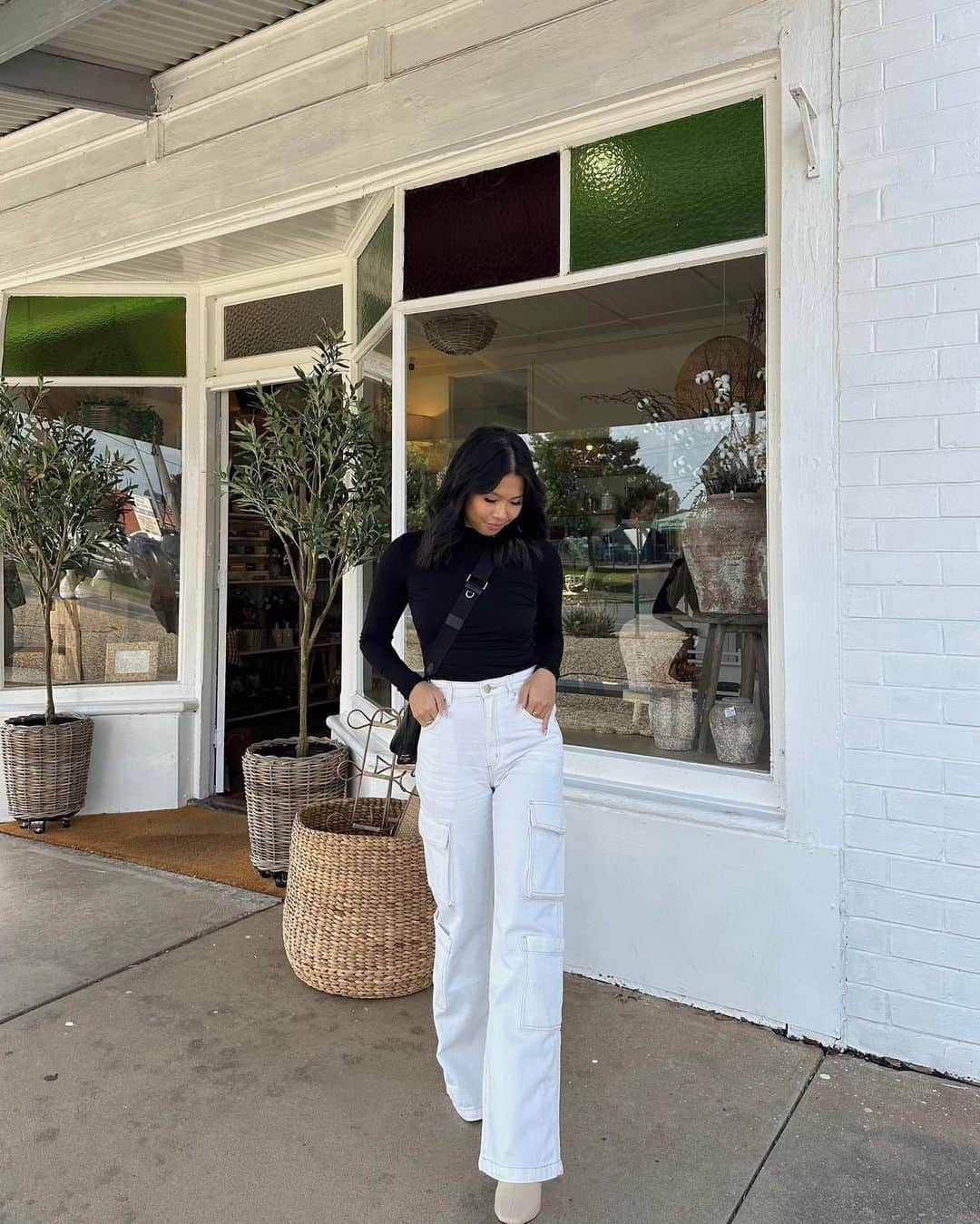 COTTON ONのインスタグラム：「Saturday strolls in the 🔎 Cargo Wide Leg Jean 🤍☕ @mingg_11 #MyCottonon」
