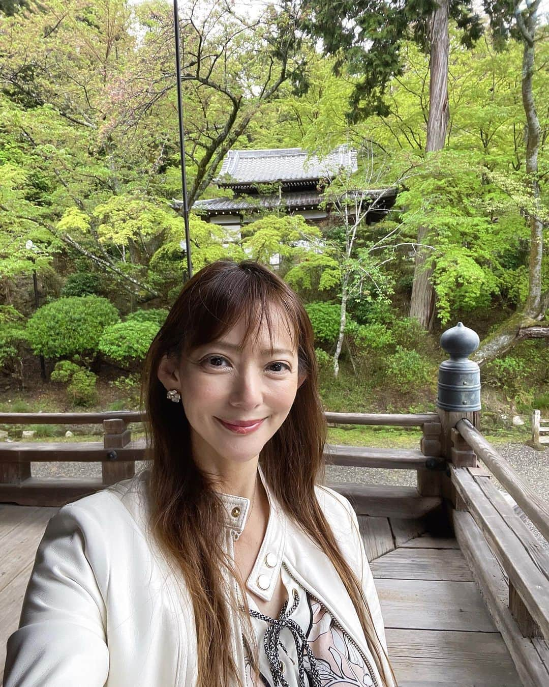 箕輪玖美さんのインスタグラム写真 - (箕輪玖美Instagram)「滋賀の三井寺詣り✨ どこを歩いても絵になる風情のあるお寺😊 ・ ・ 近江神宮をお参りした後、急な雨に降られて飛び込んだお店でランチ♪ ・ ・ ご主人のお母様から使用しているレジスター‼️ なんとも風情があり音も良い✨ ・ ・ ホッコリ癒された午後のひと時😊  #三井寺 #近江神宮 #寺社仏閣巡り #寺社仏閣好きな人と繋がりたい #滋賀旅行 #国内旅行 #タビジョ #旅行好きな人と繋がりたい #アラフィフ女子 #箕輪玖美」4月15日 9時09分 - kumi.111