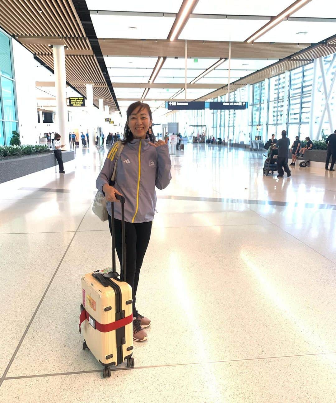 飯島寛子のインスタグラム：「@bostonmarathon 2023に行ってきます！スタートラインまで遠いなー 娘の小夏が一緒で心強いー #ハワイライフ #ボストンマラソン #ランナー #4年ぶりのボストン」