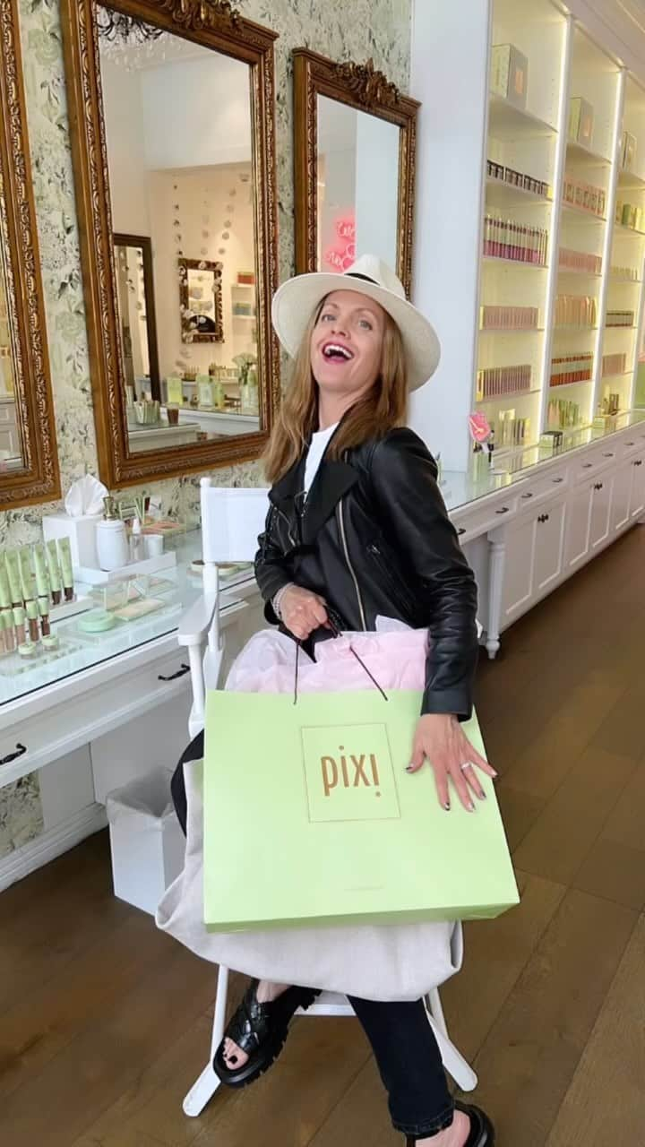 ミーナ・スヴァーリのインスタグラム：「Thank you @pixibeauty for having @robertti and I in to play today💜 We just love and adore you and truly appreciate all the generosity and support 💜✨」