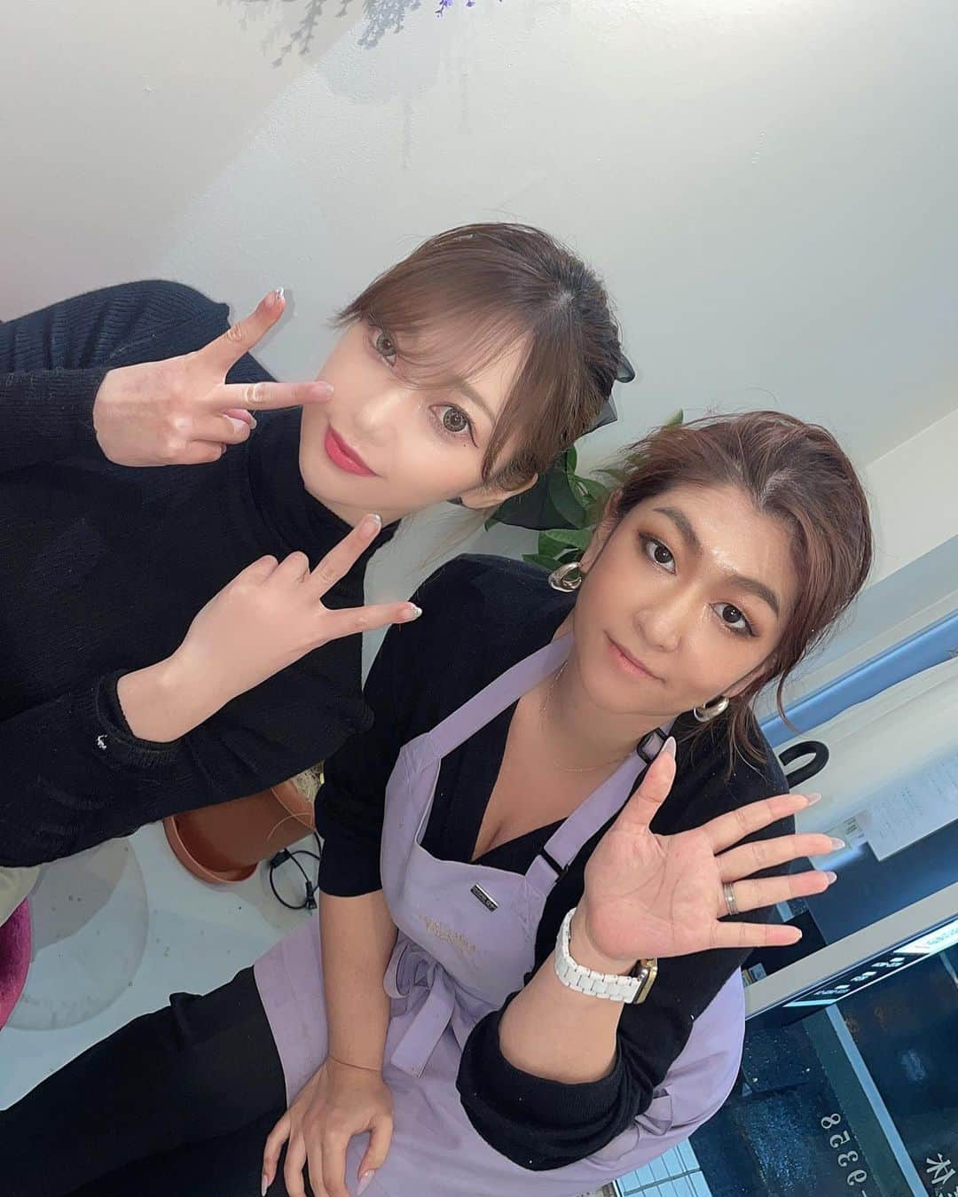 一鷹杏奈さんのインスタグラム写真 - (一鷹杏奈Instagram)「今回も @vena_nail.r  で今回は、フットとお揃いで ネイルしてもらったよぉ❤️ 本当可愛い🥺💕  3.4枚目にのせてるよぉー✨ 2枚目は、れいなさんと❤️❤️  本当いつも話も止まらない🤣 長い時間なのにあっとゆーま！  学大に移転してきて、 入り口の写真スポットもこんなに可愛くなってたよ！  学芸大学駅からすぐだよぉー！ 学芸大学の人は是非行ってみて✨  早速友達も行くってなって嬉しい✨  いつも、ありがとうございます❤️  【所在地】： 東京都 目黒区鷹番3-3-3 【最寄駅】：東横線「学芸大学」駅徒歩１分　１階路面店  #学大ネイルサロン #学芸大学ネイル #目黒ネイル #ネイリスト求人 #アイリスト求人 #美容#ネイル#可愛い#おしゃれ」4月15日 9時43分 - annaichitaka