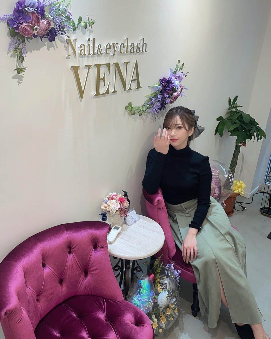 一鷹杏奈のインスタグラム：「今回も @vena_nail.r  で今回は、フットとお揃いで ネイルしてもらったよぉ❤️ 本当可愛い🥺💕  3.4枚目にのせてるよぉー✨ 2枚目は、れいなさんと❤️❤️  本当いつも話も止まらない🤣 長い時間なのにあっとゆーま！  学大に移転してきて、 入り口の写真スポットもこんなに可愛くなってたよ！  学芸大学駅からすぐだよぉー！ 学芸大学の人は是非行ってみて✨  早速友達も行くってなって嬉しい✨  いつも、ありがとうございます❤️  【所在地】： 東京都 目黒区鷹番3-3-3 【最寄駅】：東横線「学芸大学」駅徒歩１分　１階路面店  #学大ネイルサロン #学芸大学ネイル #目黒ネイル #ネイリスト求人 #アイリスト求人 #美容#ネイル#可愛い#おしゃれ」