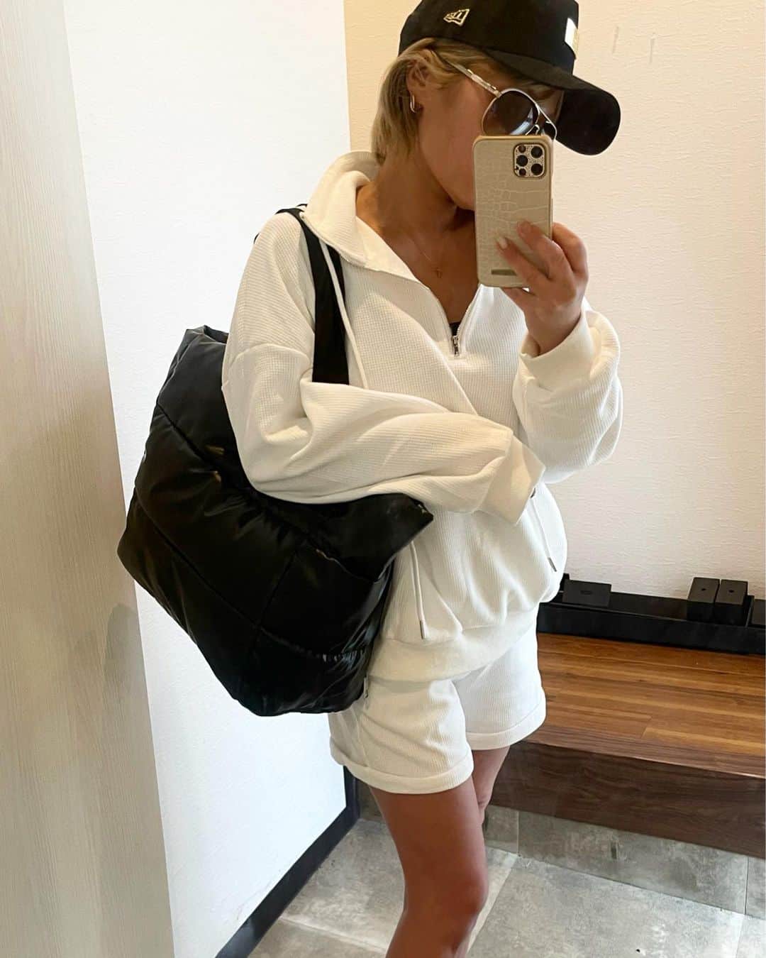 宮下美恵のインスタグラム：「すっぴんday🖤🤍  日サロ行ってますか？ もちろん行ってませんw 日サロとか行ける自由があったら、顔のシミ取りとかほくろ取りとかシワ取りとかなんか美容行きたいくらいな年齢ですね💧 身体には一切シミが無いのが、唯一の救いですw  このセットアップは新作です🤍 かなり使えるこの軽くて最高なバッグは、長女もめちゃくちゃ日々の生活で大活躍中の とても個人的にオススメ商品🖤 肩掛けも出来るし、取り外し可能な太ショルダーも付いてます🖤  マザーバッグ、ジムバッグ、もちろん通勤にも、これからはプールやアウトドア、一泊旅行にも大活躍出来ます 🖤🤍  setup & bag  @laholy312  cap @neweracap  sunglasses @gucci  sneaker @louisvuitton   #セットアップ」