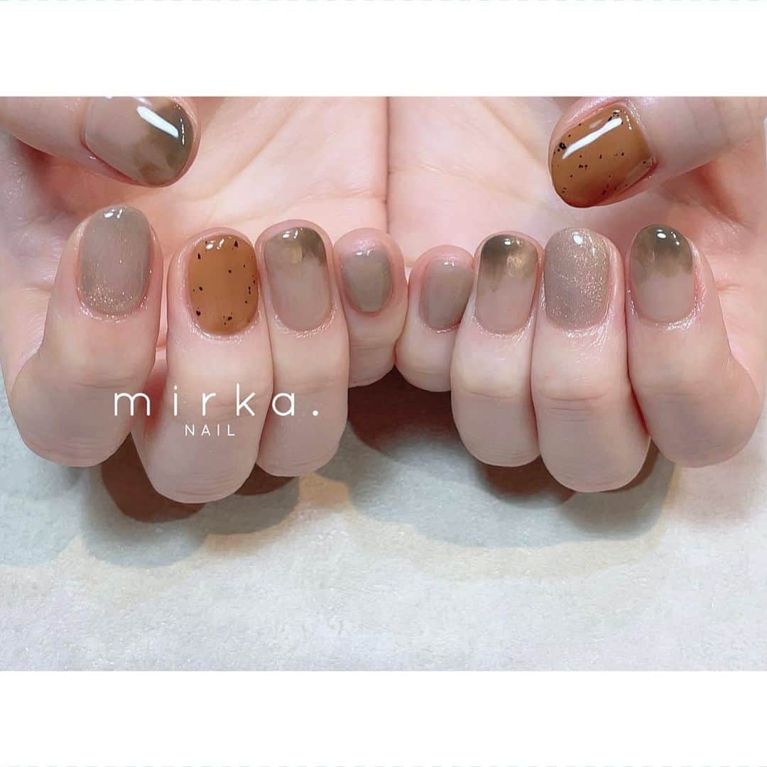 mirka. NAIL(ミルカネイル)のインスタグラム：「⁡ ⁡ グレージュ× カーキ⠜ ⁡ ⁡ ⁡ ………………………………………………………… ⁡ ご予約、お問い合わせは LINE ID⇒ @mirka.nail (@含む)まで。 ⁡ ご新規様はハイライトの「ご案内」と「ご予約方法」を必ずお読みいただいてからご予約くださいますようお願いいたします。 空き状況や詳細はLINEの投稿からご確認ください。 ⁡ ⁡ ⁡ ⁡ #mirkanail#nails#nail#nailart#naildesign #ショートネイル#ネイルアート#ネイルデザイン#ネイル#大人ネイル#シンプルネイル#オフィスネイル#ニュアンスネイル#ナチュラルネイル#カジュアルネイル#ショートネイルデザイン#美甲#春ネイル#春ネイル2023 #プライベートサロン#プライベートネイルサロン#東京ネイルサロン#東京ネイル#江東区ネイルサロン#森下#清澄白河 ⁡」