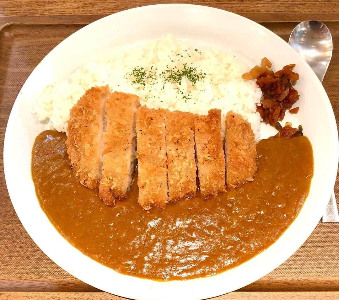 河内孝博のインスタグラム：「【スパイス活動】気持ちをアゲるカツカレー🎵 もうね、無心でガッつくのよ。」