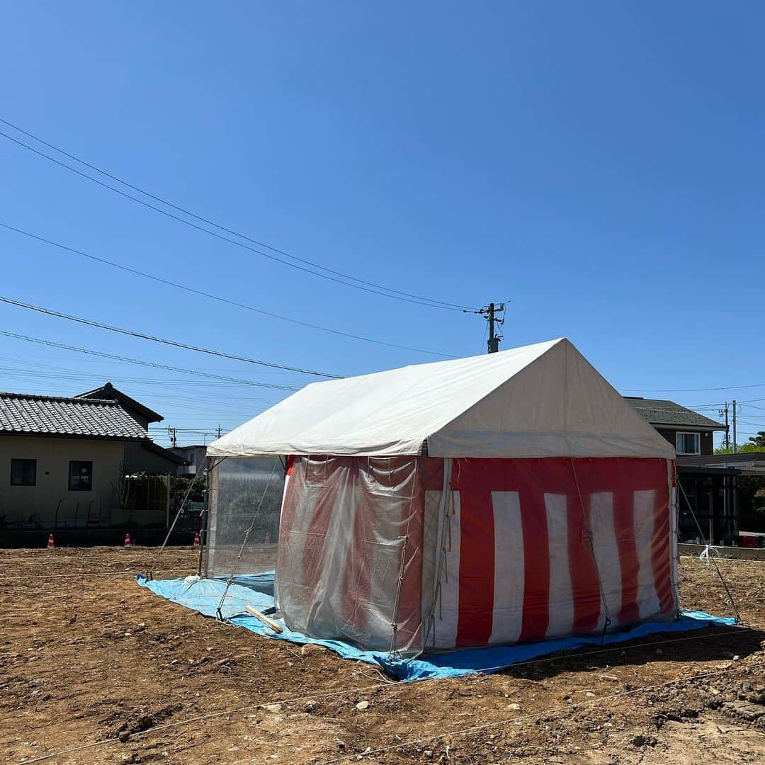 木だて家さんのインスタグラム写真 - (木だて家Instagram)「福井市「ふくの家」 先日快晴の中、地鎮祭を執り行いました。 日当たりの良い立地条件を十分に盛り込んだお住まいになります。 完成が待ち遠しいですね。  #木だて家 #一級建築事務所 #木の家 #自然素材 #越前市 #福井県 #工務店 #住宅会社 #注文住宅 #家づくり #新築 #一戸建て #マイホーム #福井工務店 #福井住宅会社 #福井注文住宅 #福井家づくり #福井新築 #福井一戸建て #福井マイホーム #地鎮祭 #パッシブデザイン #自然」4月15日 9時49分 - kidateya