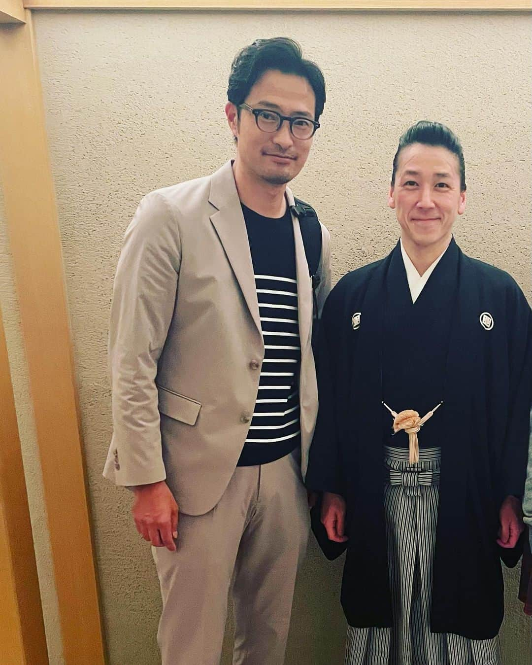 前川泰之さんのインスタグラム写真 - (前川泰之Instagram)「ご本人からお誘いいただいて、  『狂言和泉流二十世宗家 　　　　和泉元彌を観る会』へ観劇に行ってきました。  二度目の観劇でしたが、今回も声を出して笑っちゃいました😄 皆さん、ご存知ですか？ 狂言てコメディだって。会話を中心にした劇で、言葉と仕草で全てを表現するとても歴史のある、喜劇なんです(僕も少し前まで知らなかったけど😅)。  元彌くんとはドラマとバラエティ番組で二度共演した事があるんですが、実は青山学院大学の先輩と後輩で、僕が一つ上と言うだけで『先輩！』と呼んでくれてます💦 芸能に関しては彼は子供の頃から修行されていて、若くして家業を継いで立派な宗家として活躍されているからこちらとしてはとても気恥ずかしいんだけども、、 有り難くお付き合いさせていただいています😌 (写真、元彌くんの隣にうちの娘が居たのをカットしたので可笑しなバランスになってます🙇)  二枚目の写真が能楽堂ですが、とても凛とした空気感があって清々しく、登場する役者さんの鍛えられた声や、抑揚、会話のリズム、着物の衣擦れの音、どれもが心地良く、素敵な時間を過ごす事が出来ました。  僕も和泉流の狂言を知る前は敷居が高そうだな、とか、理解出来るかな？と難しく考えていましたが、全然そんな事はなく(もちろん分かりづらい言葉遣いもありますが)、思ったより気軽に楽しめるものなので、機会があったら皆さんも是非、日本古来の伝統芸能で笑ってみてはいかがででしょうか😌  #狂言　#和泉流二十世宗家　#和泉元彌　#観劇　#感激　#青山学院大学」4月15日 9時49分 - maekawa_yasuyuki_official