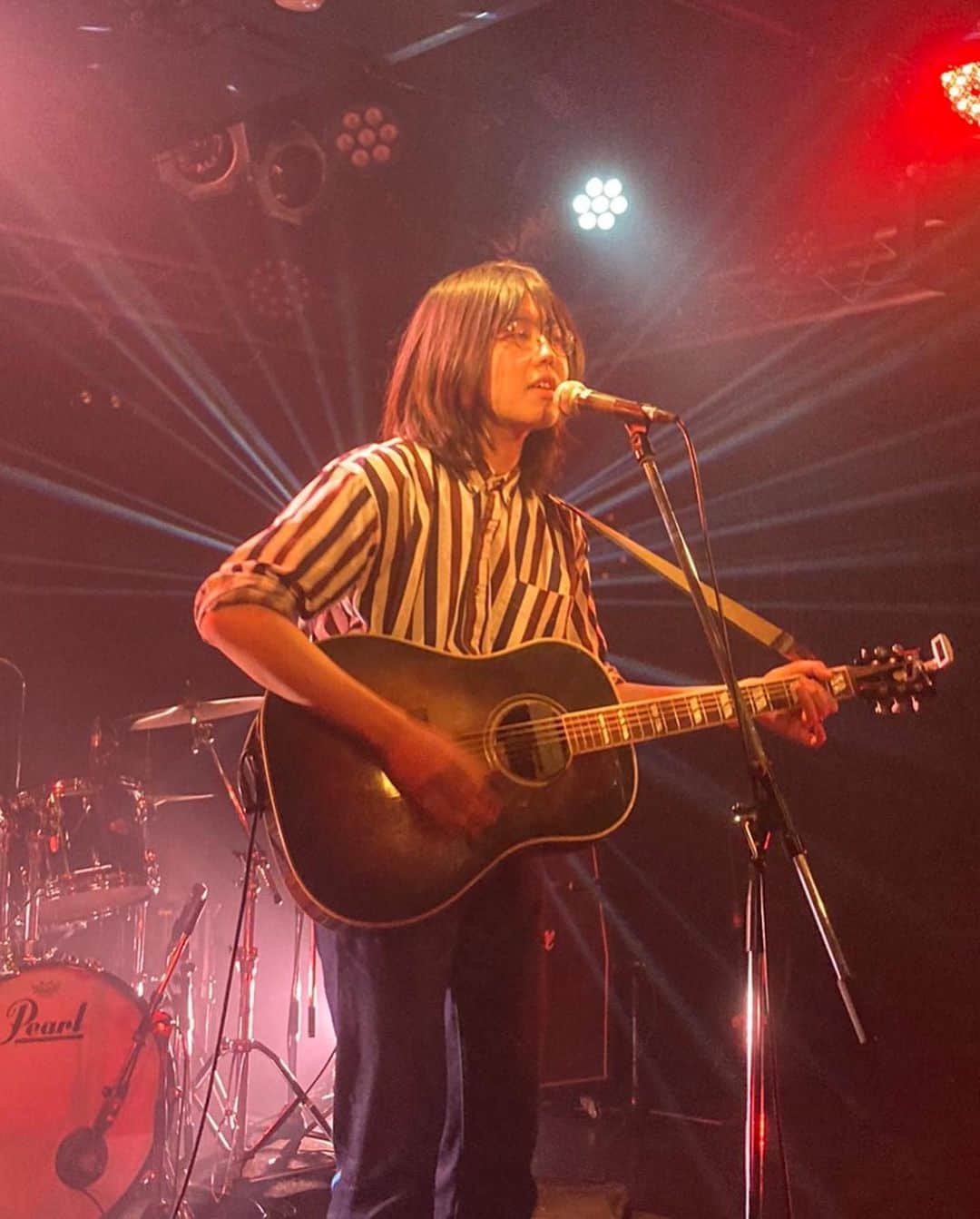 小林右京のインスタグラム：「2023.04.14(金) 下北沢ReG 出演:小林右京、Ko Nepson、ザ・サイラス、イオラシャイン  Setlist 1.Breaktime 2.愛の歌嫌いや 3.光の中 4.AIR 5.Life-Size 6.顔が良いやつは音楽をやるな  以下日記↓ 夜行バスを使い(ほぼ)日帰りの東京ライブという過密スケジュールを敢行したが、予定がなければ何日も滞在したいぐらい東京テラ楽しすぎてワロタ、やっぱ弾き語りで県外だと心細いもんですが、共演の皆さん仲良くしてもらったおかげで出番までには緊張もほぐれて良い感じですたw お客さんも平日なのにたくさん来てくれてありがとう〜！ 今朝ようやく帰宅ししばらく仮眠とってリハです頑張るぞ」