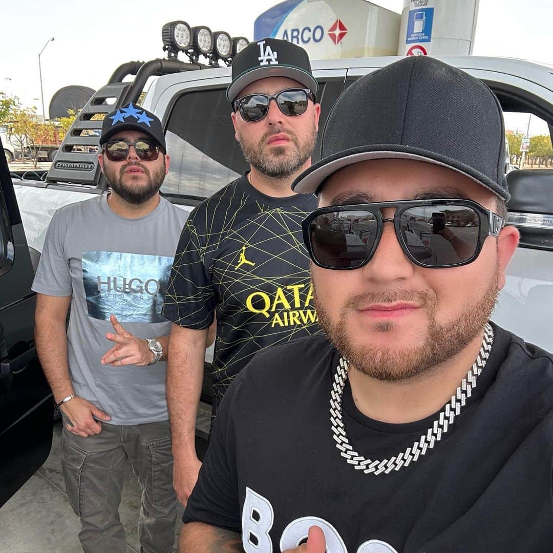 ケビン・オーティズのインスタグラム：「saludos y bendiciones para todos les dejo esta foto con mis carnales @gerardoortizoficial @bmusic003 denle amor los miro en los comentarios 👀❤️🙏🏻」