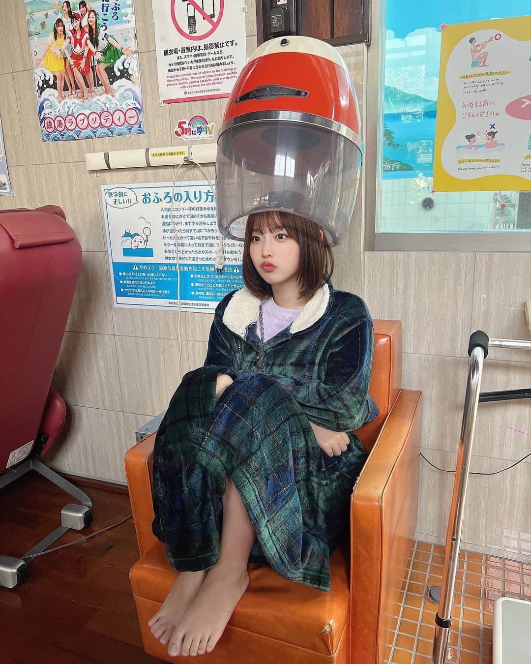 水湊みおのインスタグラム：「おはよう〜♨️  #BLT オフショ、マネージャーさんに撮ってもらいました🧖‍♀️ 待ち時間ぼーっとしとる写真🤳😂」