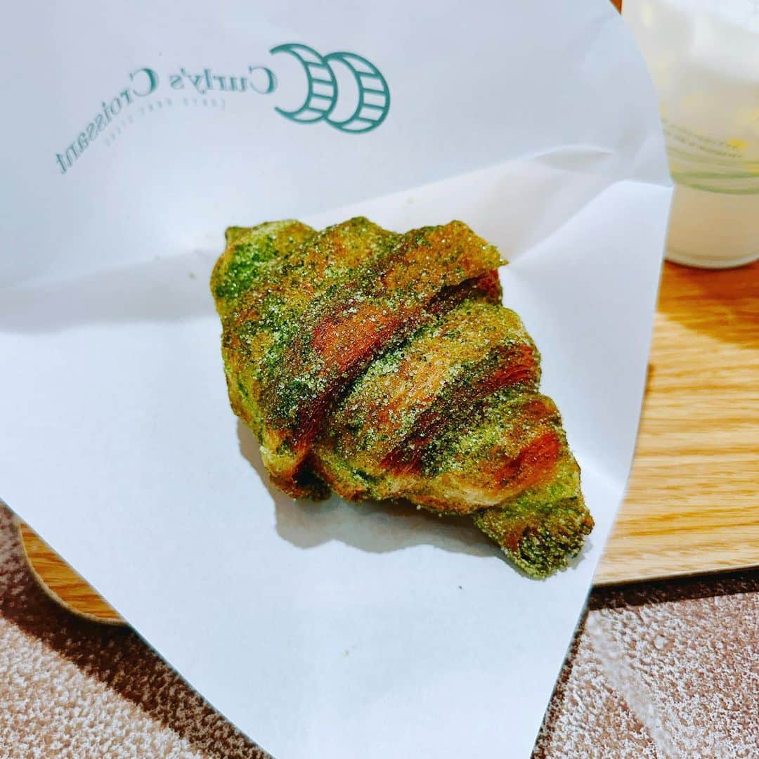 中田花奈さんのインスタグラム写真 - (中田花奈Instagram)「＊クロワッサンドーナツ(抹茶)  〚東京〛Curly's Croissant TOKYO BAKE STAND  カロリーとかどうでも良くなるくらい美味しい🥰   #飯ぺろ   #curlyscroissant   #カーリーズクロワッサン   #クロワッサン  #ドーナツ  #クロワッサンドーナツ   #スイーツ  #sweets   #東京駅グルメ」4月15日 15時28分 - nakadakana_official