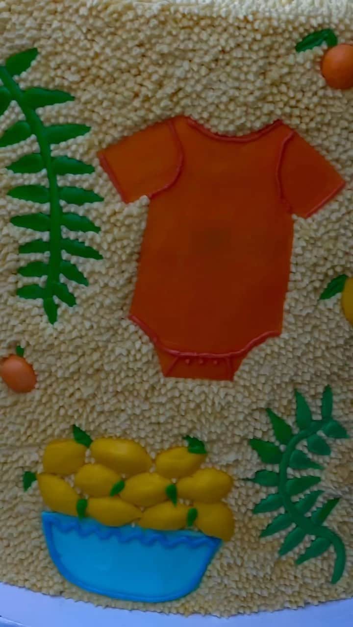 ジュリー・サリニャーナのインスタグラム：「We won’t ever forget this beautiful, special day filled with so much love & joy! 🫶🏽🍋🍊 We can’t wait to meet our babyboy! 👶🏽🍼 #babyshower #BebeBerru」
