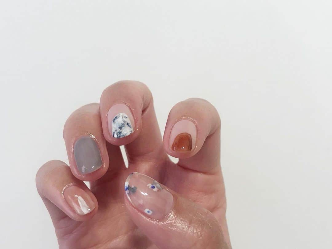 関根祥子のインスタグラム：「💙💠🤍💠  #mojonail #nail #nails」