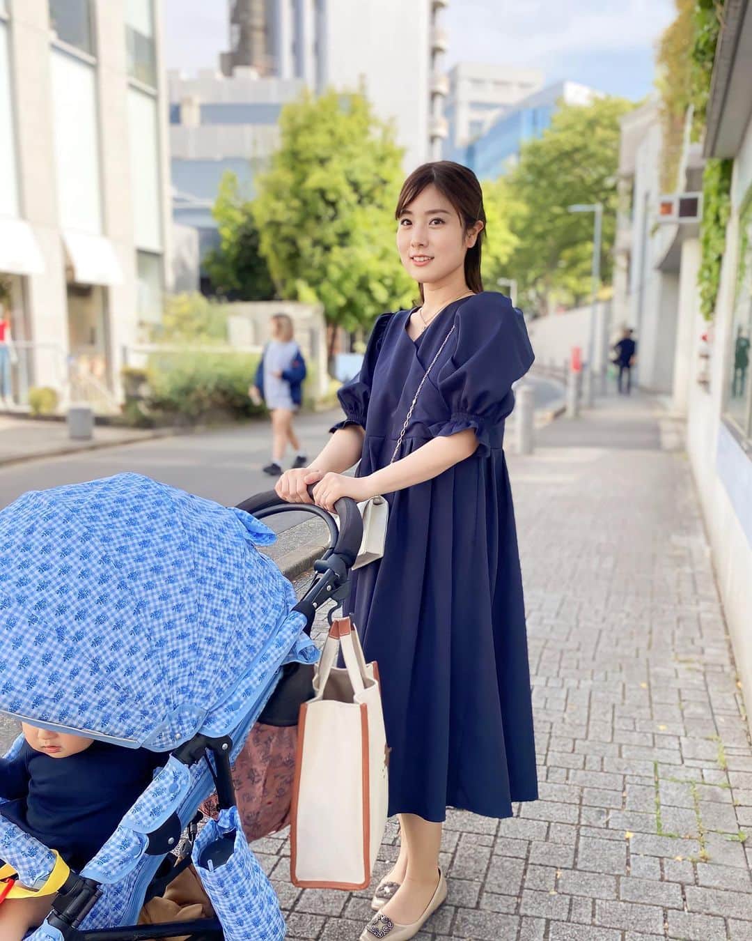 逢月あかりさんのインスタグラム写真 - (逢月あかりInstagram)「マタニティから着られる授乳服の販売が決まりました✨  妹がデザインしたお洋服が　@joint_space とのコラボで4月17日からオンライン販売されます👗  昨日の投稿につづきワンピースの紹介です☺️  これは胸元がカシュクールになっていてスナップがついています。 片手でも外せるので簡単。  授乳期はワンピースが着たくてもシャツワンピースくらいしかなくて、、、  ネイビーはお宮参りから色んなシーンに使えて何かと重宝しそう💡  生地もしっかりしていてシワになりにくいです😊  授乳関係なく着れるのでこれから活躍しそう💓  #160cmコーデ  #授乳服#授乳服に見えない授乳服 #マタニティコーデ #子育てママ #ママコーデ#ベビーカー#ベビーカーバッグ#ジョイントスペース#マタニティワンピース#aラインワンピース #aラインドレス」4月15日 10時08分 - akari.ouzuki