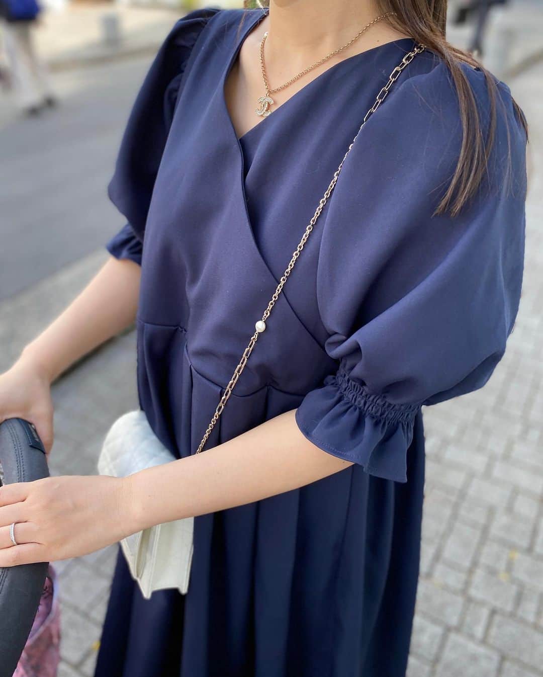 逢月あかりさんのインスタグラム写真 - (逢月あかりInstagram)「マタニティから着られる授乳服の販売が決まりました✨  妹がデザインしたお洋服が　@joint_space とのコラボで4月17日からオンライン販売されます👗  昨日の投稿につづきワンピースの紹介です☺️  これは胸元がカシュクールになっていてスナップがついています。 片手でも外せるので簡単。  授乳期はワンピースが着たくてもシャツワンピースくらいしかなくて、、、  ネイビーはお宮参りから色んなシーンに使えて何かと重宝しそう💡  生地もしっかりしていてシワになりにくいです😊  授乳関係なく着れるのでこれから活躍しそう💓  #160cmコーデ  #授乳服#授乳服に見えない授乳服 #マタニティコーデ #子育てママ #ママコーデ#ベビーカー#ベビーカーバッグ#ジョイントスペース#マタニティワンピース#aラインワンピース #aラインドレス」4月15日 10時08分 - akari.ouzuki