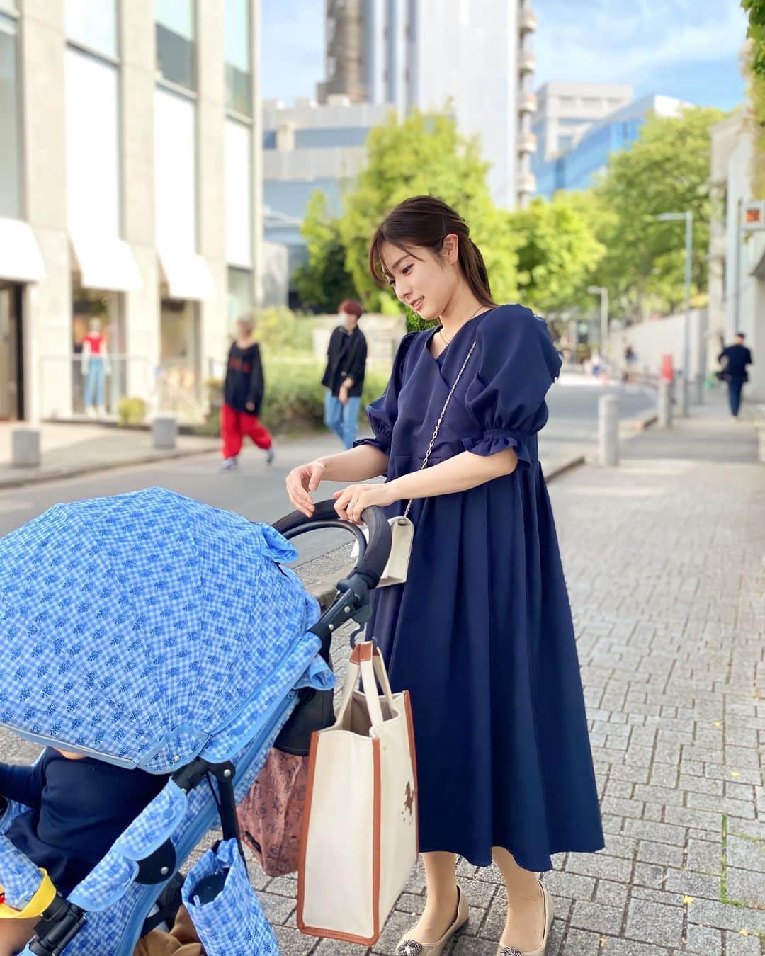逢月あかりさんのインスタグラム写真 - (逢月あかりInstagram)「マタニティから着られる授乳服の販売が決まりました✨  妹がデザインしたお洋服が　@joint_space とのコラボで4月17日からオンライン販売されます👗  昨日の投稿につづきワンピースの紹介です☺️  これは胸元がカシュクールになっていてスナップがついています。 片手でも外せるので簡単。  授乳期はワンピースが着たくてもシャツワンピースくらいしかなくて、、、  ネイビーはお宮参りから色んなシーンに使えて何かと重宝しそう💡  生地もしっかりしていてシワになりにくいです😊  授乳関係なく着れるのでこれから活躍しそう💓  #160cmコーデ  #授乳服#授乳服に見えない授乳服 #マタニティコーデ #子育てママ #ママコーデ#ベビーカー#ベビーカーバッグ#ジョイントスペース#マタニティワンピース#aラインワンピース #aラインドレス」4月15日 10時08分 - akari.ouzuki