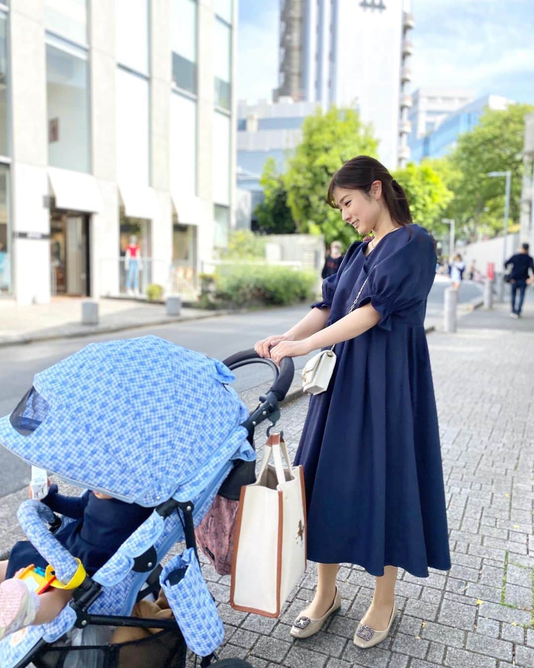 逢月あかりさんのインスタグラム写真 - (逢月あかりInstagram)「マタニティから着られる授乳服の販売が決まりました✨  妹がデザインしたお洋服が　@joint_space とのコラボで4月17日からオンライン販売されます👗  昨日の投稿につづきワンピースの紹介です☺️  これは胸元がカシュクールになっていてスナップがついています。 片手でも外せるので簡単。  授乳期はワンピースが着たくてもシャツワンピースくらいしかなくて、、、  ネイビーはお宮参りから色んなシーンに使えて何かと重宝しそう💡  生地もしっかりしていてシワになりにくいです😊  授乳関係なく着れるのでこれから活躍しそう💓  #160cmコーデ  #授乳服#授乳服に見えない授乳服 #マタニティコーデ #子育てママ #ママコーデ#ベビーカー#ベビーカーバッグ#ジョイントスペース#マタニティワンピース#aラインワンピース #aラインドレス」4月15日 10時08分 - akari.ouzuki