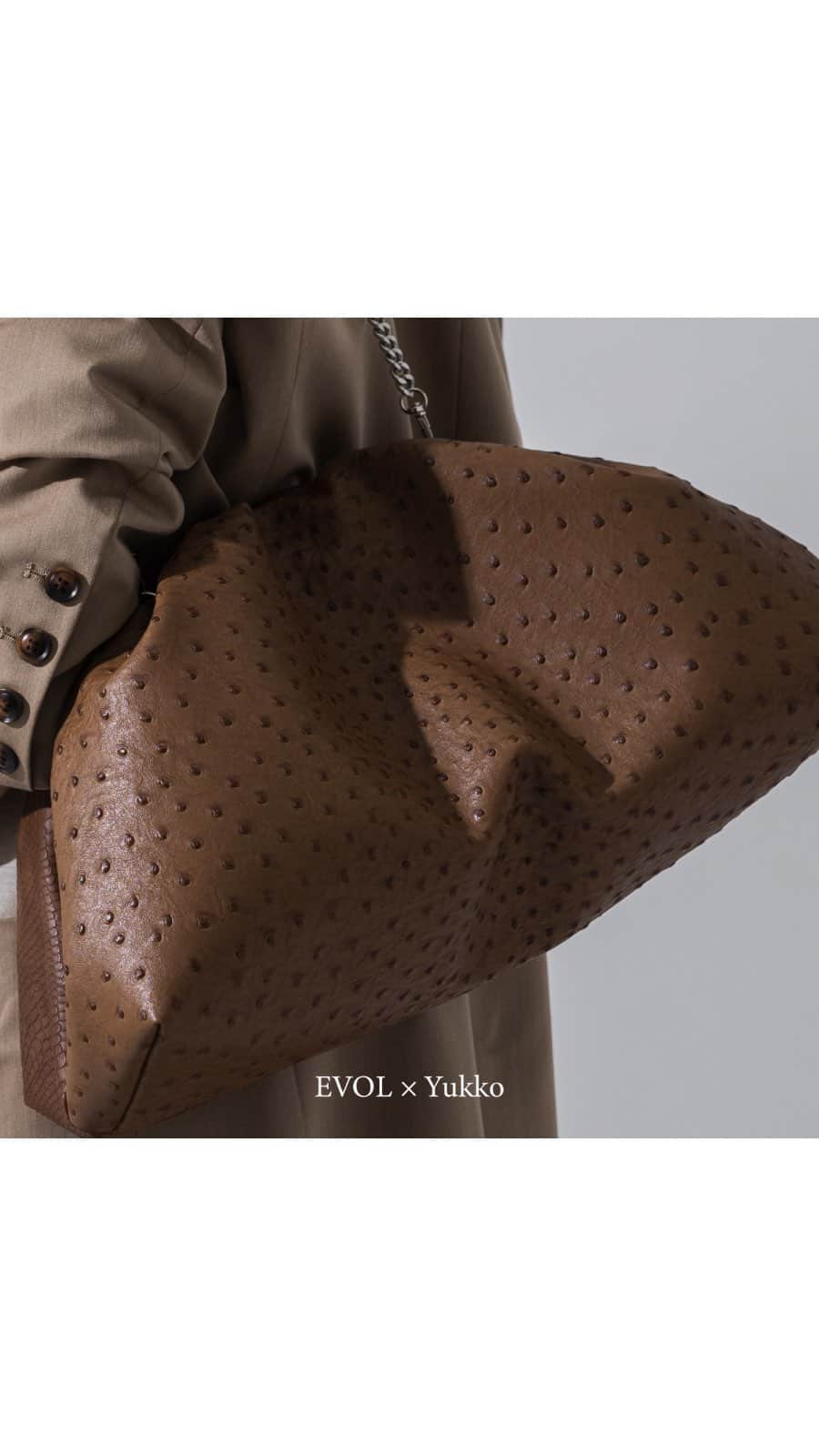 ベイビーピュアのインスタグラム：「本日発売！ EVOL×Yukkoコラボ3wayバッグが4/15(土)12:00～ EVOL公式オンラインストア、ZOZOTOWNにて予約販売スタート！  商品名:EVOL×Yukkoコラボ3wayバッグ 品番:#AU30484 COLOR:ブラック、ブラウン PRICE:14,960 SIZE:高さ20cm、幅39cm、底マチ17.5cm チェーンの長さ:長いチェーン90.5cm、短いチェーン60cm 重さ:830g 納期:5月上旬 販売店舗:EVOL公式オンラインストア、ZOZOTOWN、有楽町マルイ店(店舗は5月上旬入荷後販売スタート) 👉ハッシュタグ #AU30484 をクリックすると、過去に投稿した着用画像や動画をご覧いただけます。  【チャットで気軽に相談📲】 InstagramのDMにて、気になる着用感や素材など、お気軽にご相談ください。動画・写真で詳しくお伝えすることも可能です！ 【スタッフにじっくり相談！🗣】 ZOOMアプリを利用して、店舗経験スタッフが詳しくお伝えします！1対1なので周りも気になりません。近くに店舗がない方にもおすすめ！詳細はストーリーのハイライトから✔︎  #EVOL#イーボル #23ss#ss23 #spring#summer #shoes#fashion #ZOZOTOWN#ゾゾタウン #youtube #コラボ」
