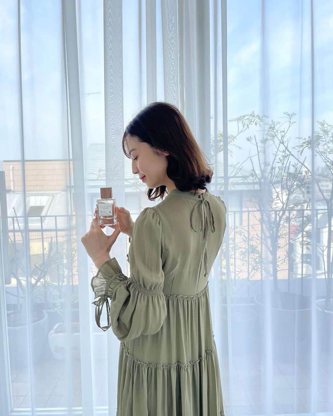 伊藤沙織のインスタグラム：「春になって、フレグランスも新しくしました🌿​ ​ @latelierdesparfums_jp で2023年4月12日（水）に発売した「クリーン リザーブ スパークリングシュガー オードパルファム（リミテッド）」は、思わず笑顔がこぼれるほど晴れやかで甘い香りです💐​ ​ 「クリーン リザーブ」は、地球環境や社会に配慮し、米国発のフレグランスブランド「クリーン」から展開している、調香師がリザーブした香料を使用し、地球環境と地域社会に配慮したサステナブルなフレグランスコレクションだそうです🫧​ ​ 4月22日のアースデイを記念して、可愛いてんとう虫のモチーフを添えた限定デザインボトルで発売されています🌱​ ​ シンプルなボトルでお部屋に置いていても可愛いデザイン。周りからもつけていると褒められる甘い爽やかな香りがお気に入り💐​ ​ #クリーンリザーブ ​ #スパークリングシュガー ​ #アースデイ ​ #latelierdesparfums ​ #myclean ​ #フレグランス ​ #香水 ​ #香りのある生活 ​ #CleanReserve ​ #クリーンビューティ ​ #サステナビューティ ​」