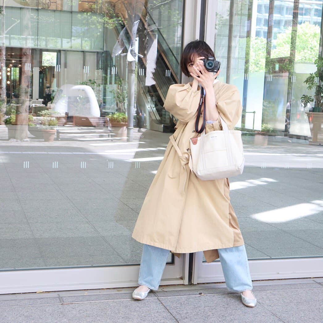佐藤愛子のインスタグラム：「撮るって本当に本当に難しい！ けど、楽しかった！から、それでよし！  ストラップは買った時のまんま。  このバック何かと便利で、色違いで4つ持ってる。  バック　@orcival_france   #カメラ #カメラ初心者 #canon #canonkissm #📷」