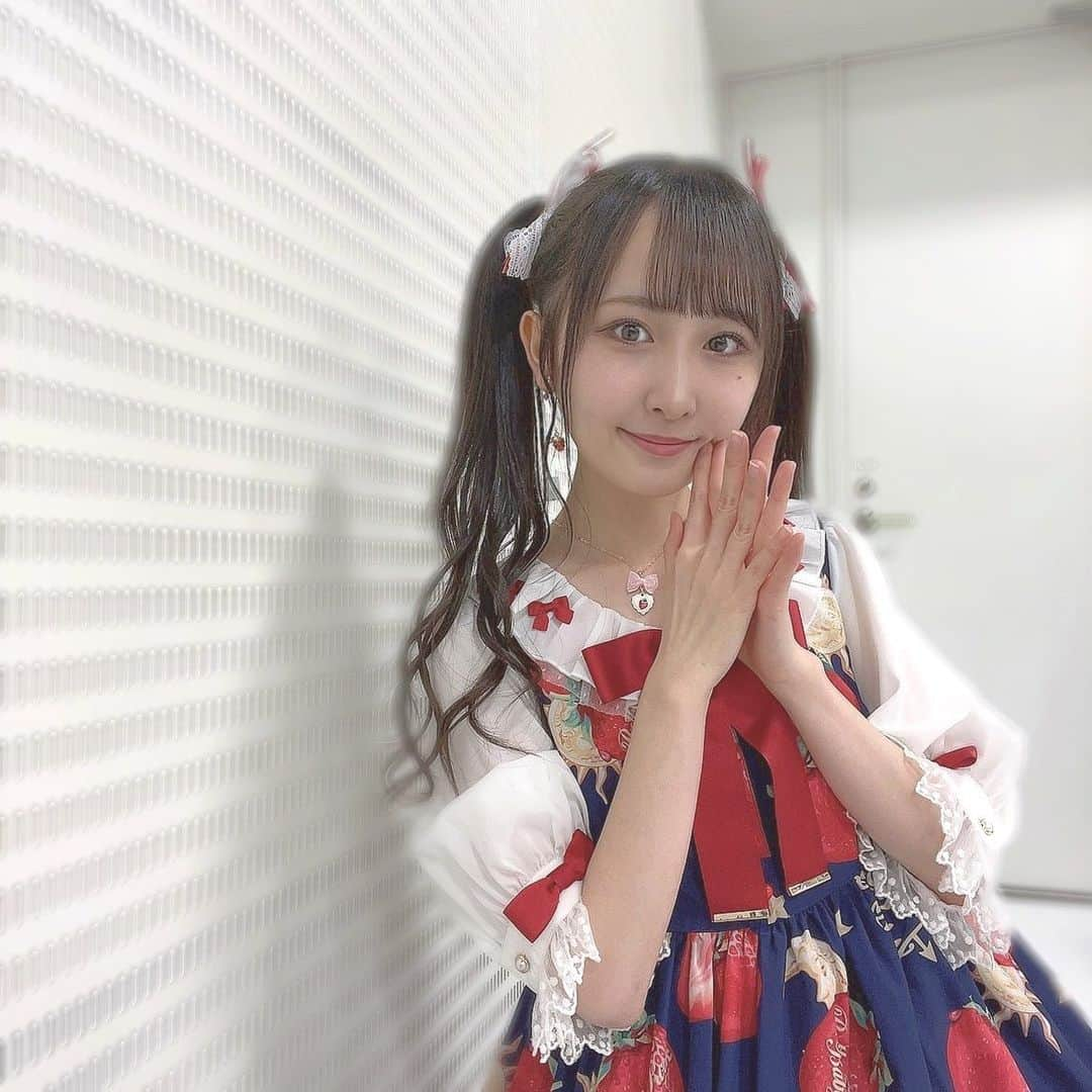 山邊歩夢のインスタグラム：「🤍🍓💙 * * #寝たふり  * *」