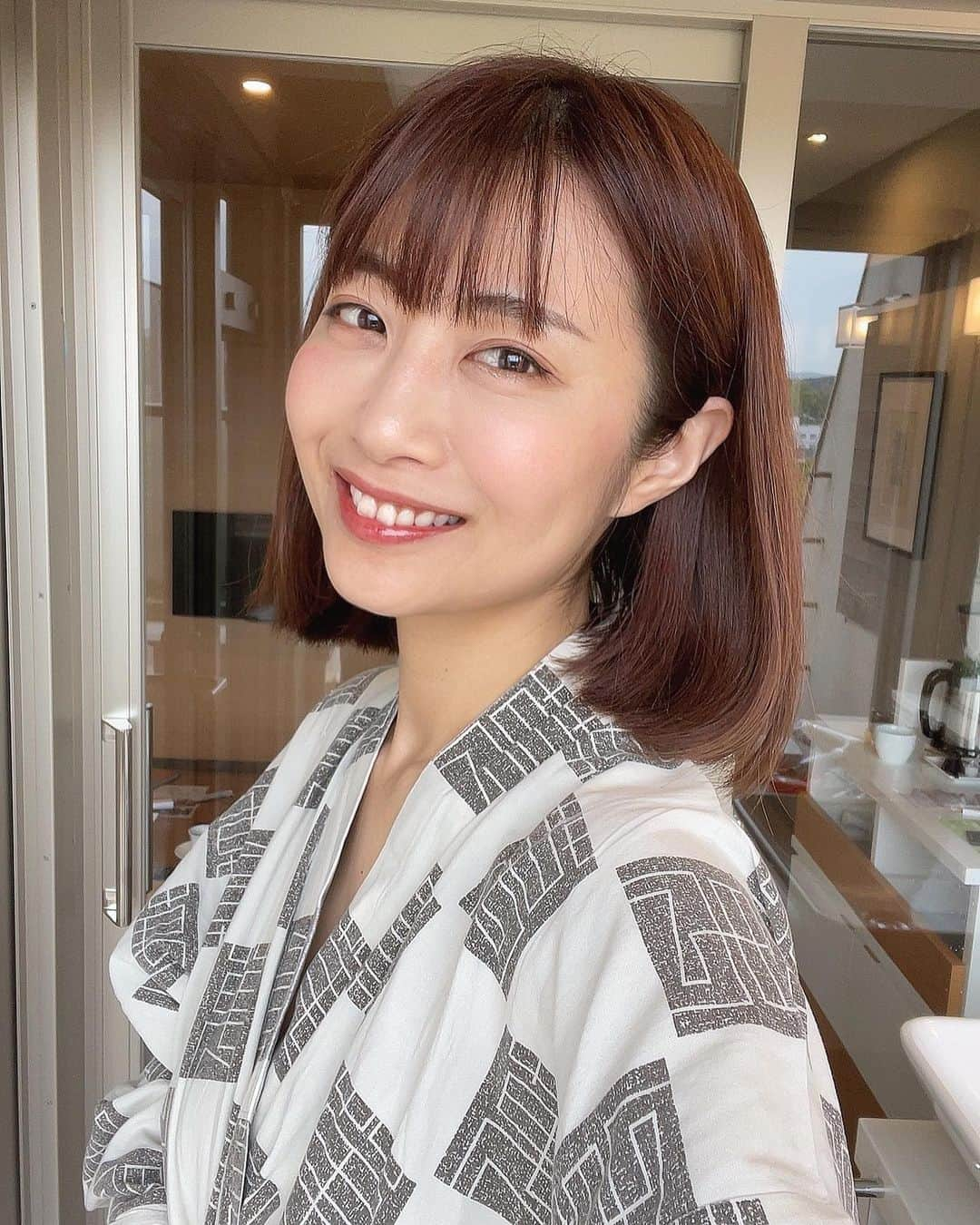 古川真奈美のインスタグラム：「. . この間、ハイフで顔をシュッて引き上げてもろたから自撮りが楽しい☺️💕笑 ⁡ 引き上げは、もちろんなんだけど… 肌のハリがでて化粧ノリが良くて気分が上がる😆🫶笑 全く痛みのないハイフで、引き上げ効果抜群だったからよかったなー👏🏻✨ ⁡ みひろちゃんに紹介してもらって、 中山さん @yuta89.03 に施術してもらいました✨ ⁡ 話が楽しすぎて、施術中の写真を撮るの忘れたwww ⁡ しっかし、化粧のノリが良すぎるわ〜www 神技術だった！ またぜひお願いします！！！🥹🙏🏻 ⁡ ⁡ ⁡ #Yeautty #スティックハイフ #アドバイザー中山 #美容ハイフ #ハイフ #美容に全力を尽くすアラサー #instalike #instamood  #ootd #东京 #扎心了 #ow #맞팔 #instapic  #팔로우미 #instaphoto #instagravure #girl #glam #followme #japanesegirl #selfies #gravure  #lookgoodfeelgood」